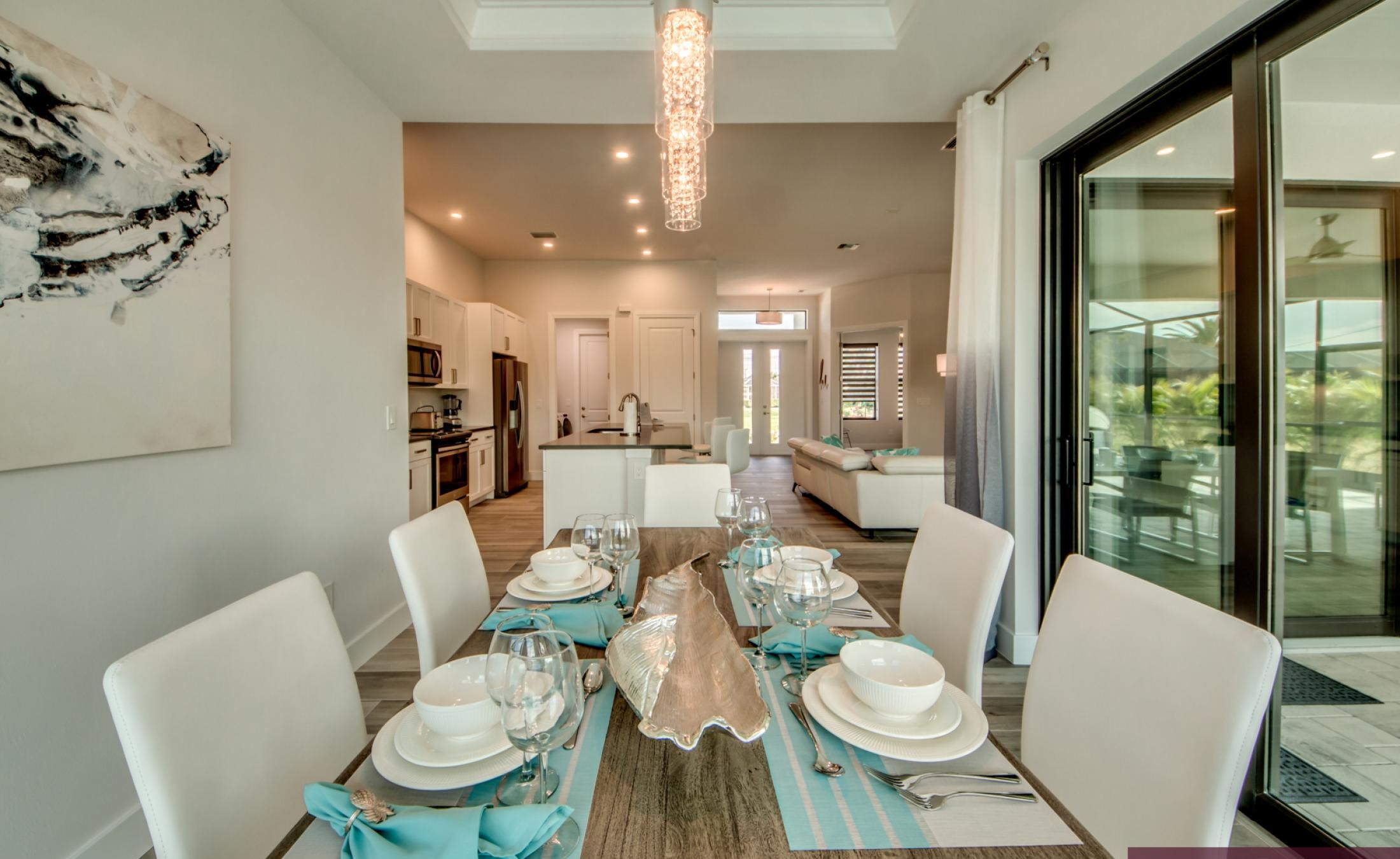 Modernes Wohnzimmer mit Sofa und TV, offen zum Essbereich.