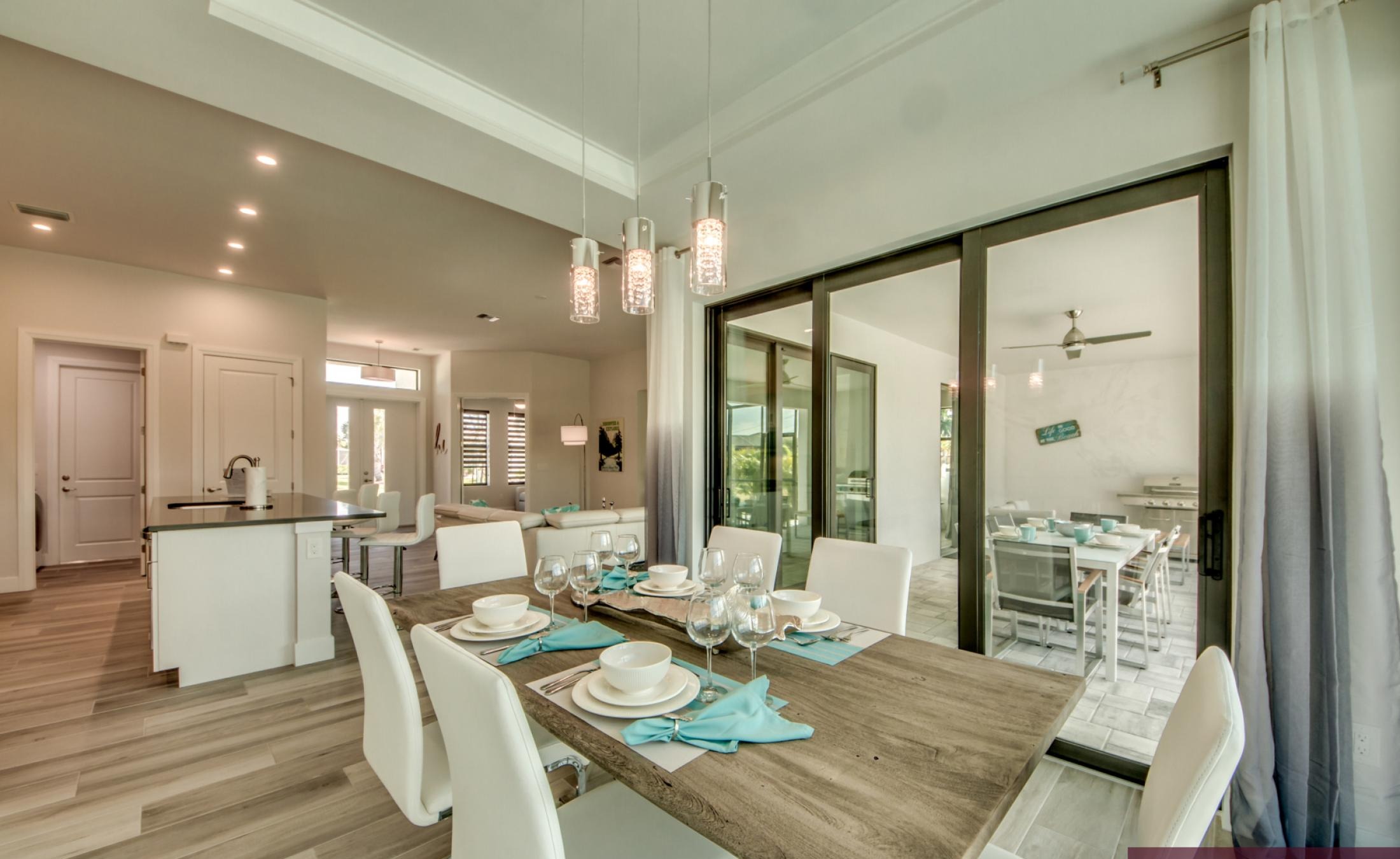 Wohnbereich mit Sitzgruppe und TV