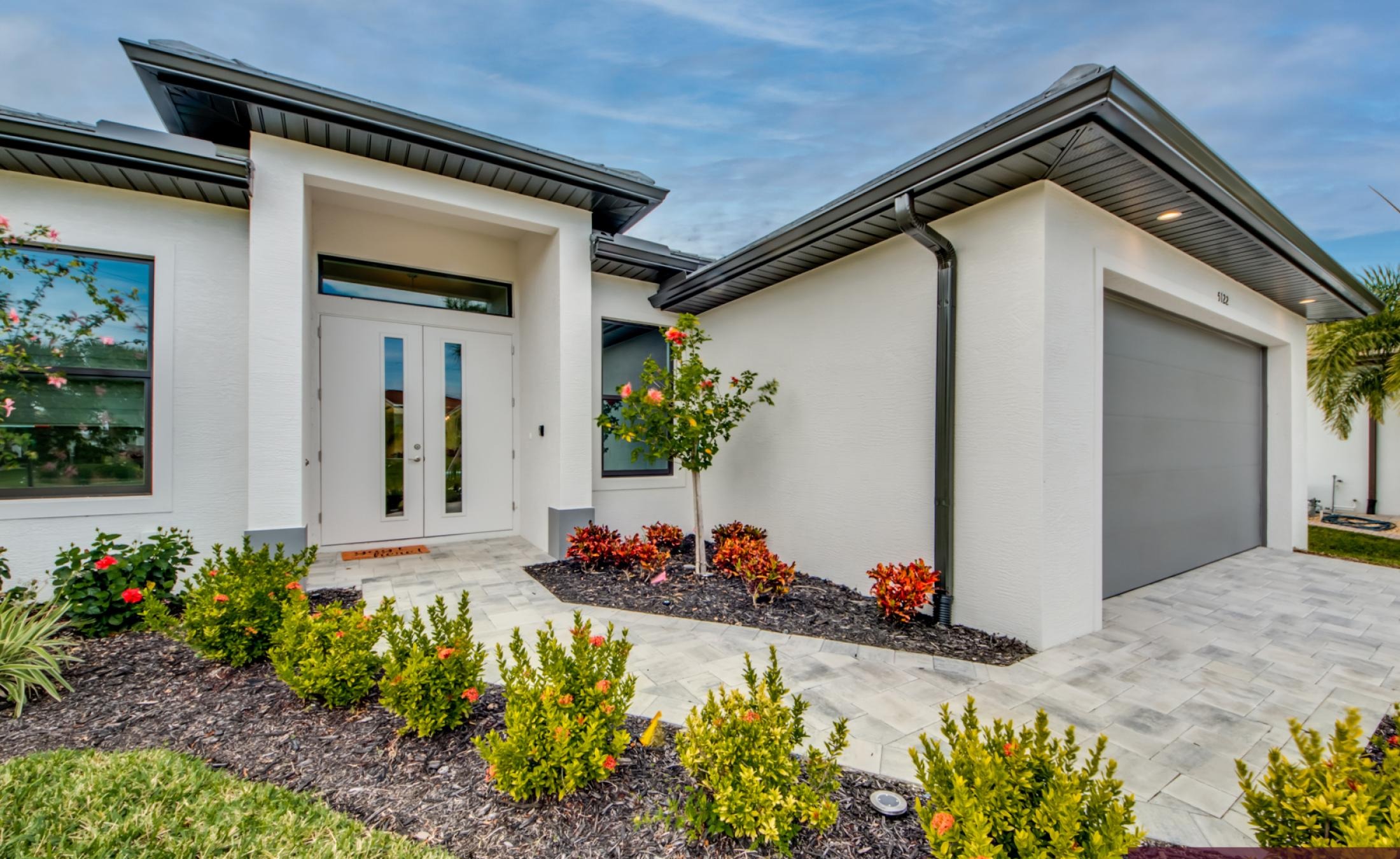 Moderne Villa in Cape Coral mit beheiztem Pool und Spa, Westausrichtung für Sonnenuntergänge.