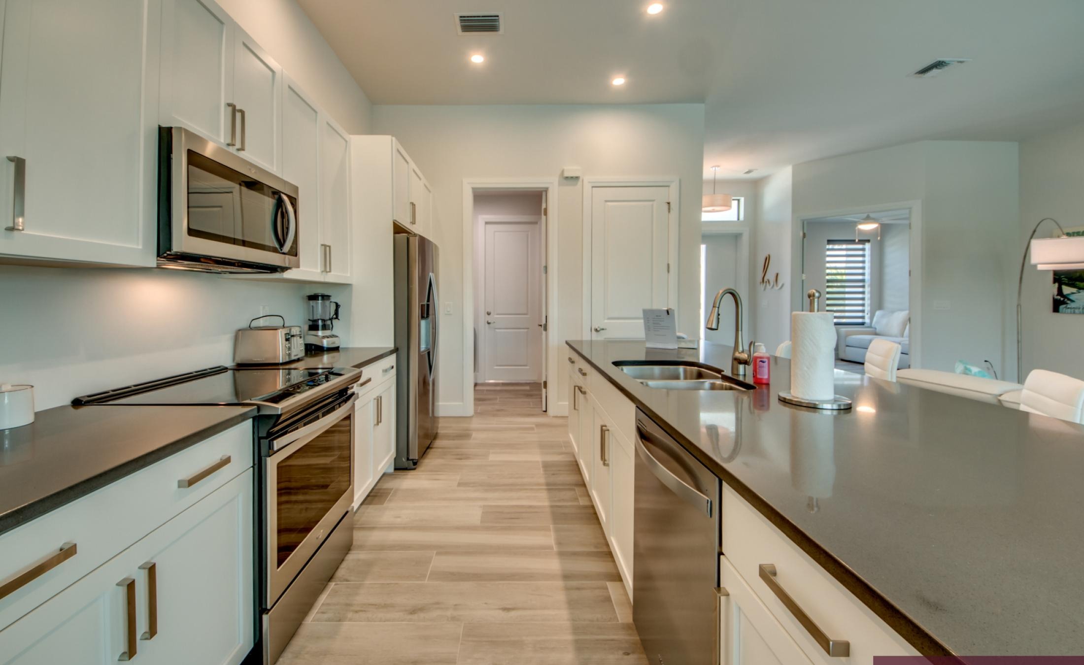 Modernes Wohnzimmer mit Sofa und TV