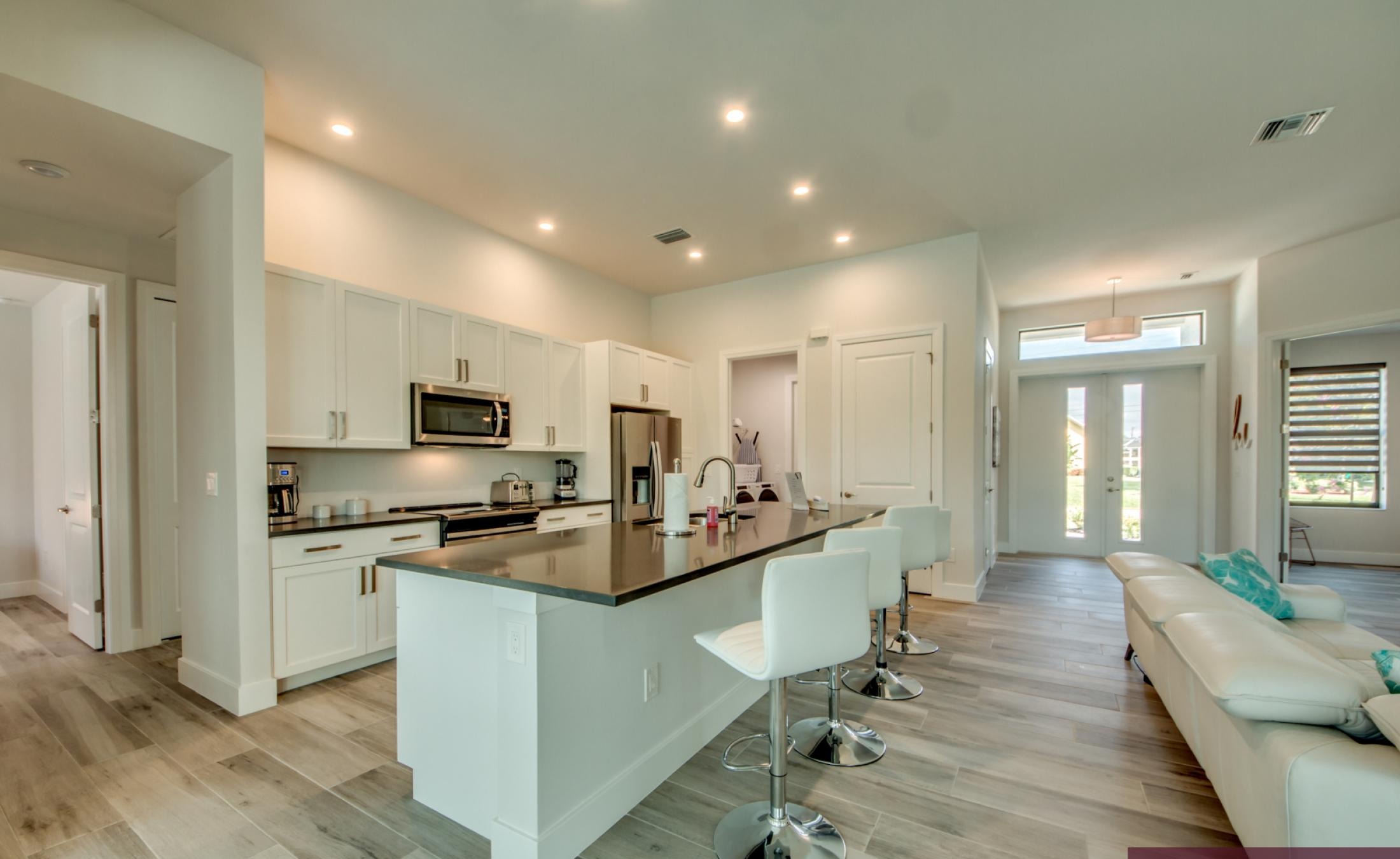 Moderner Wohnbereich mit Sofa und TV