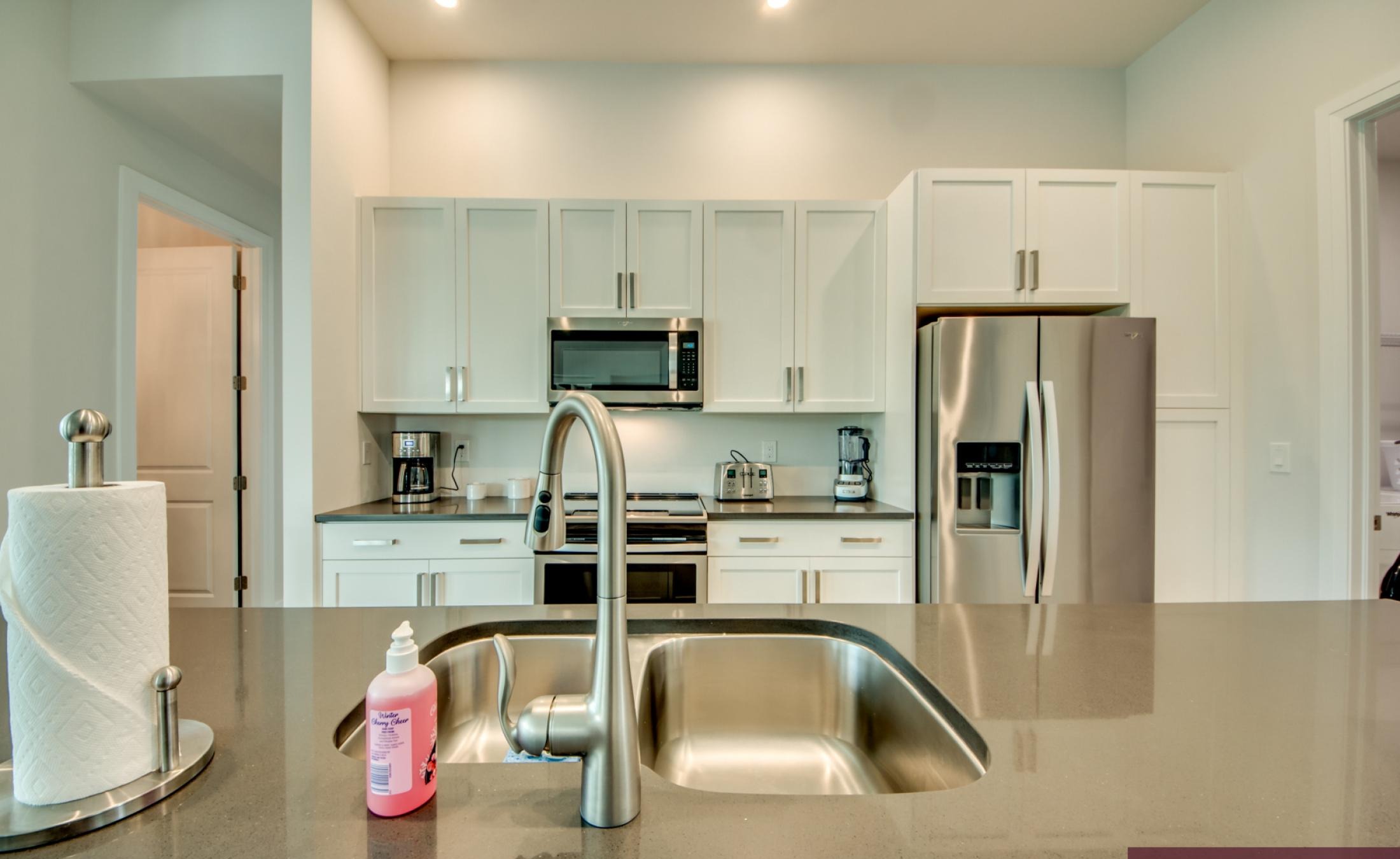 Modernes Wohnzimmer mit Sofa und TV