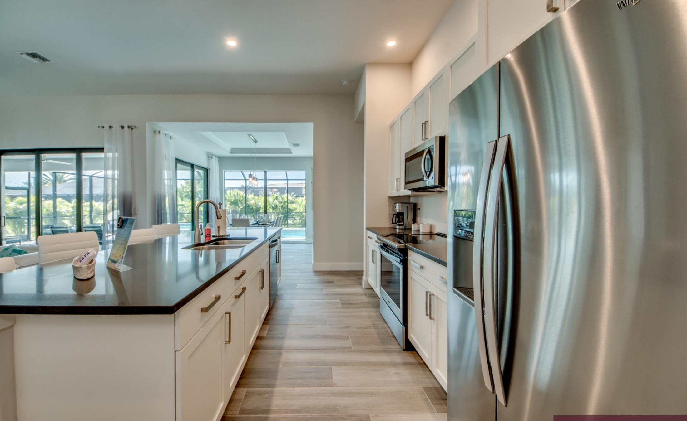 Modernes Wohnzimmer mit Sofa und TV