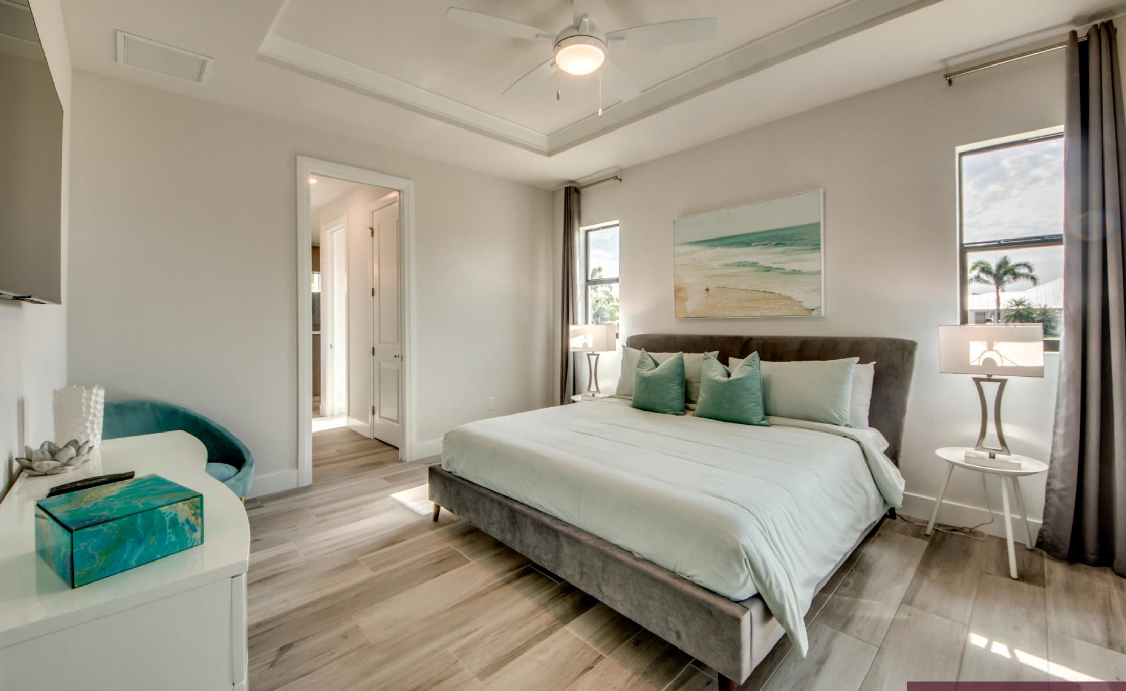 Wohnbereich mit Sofa und TV.