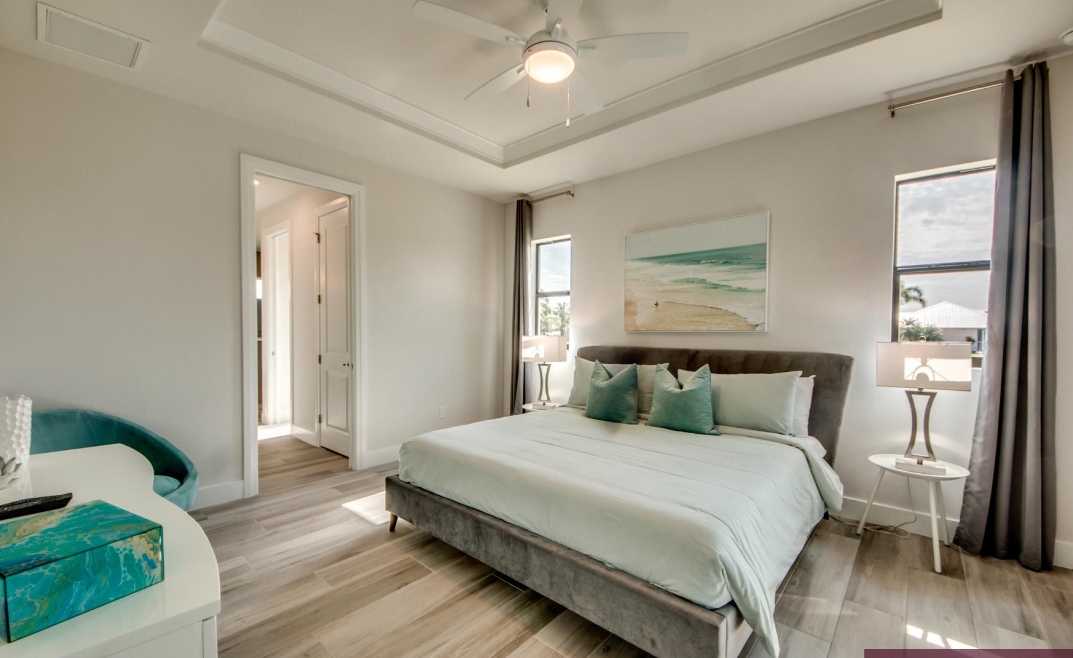 Moderner Wohnbereich mit Sofa und TV, offen gestaltet.