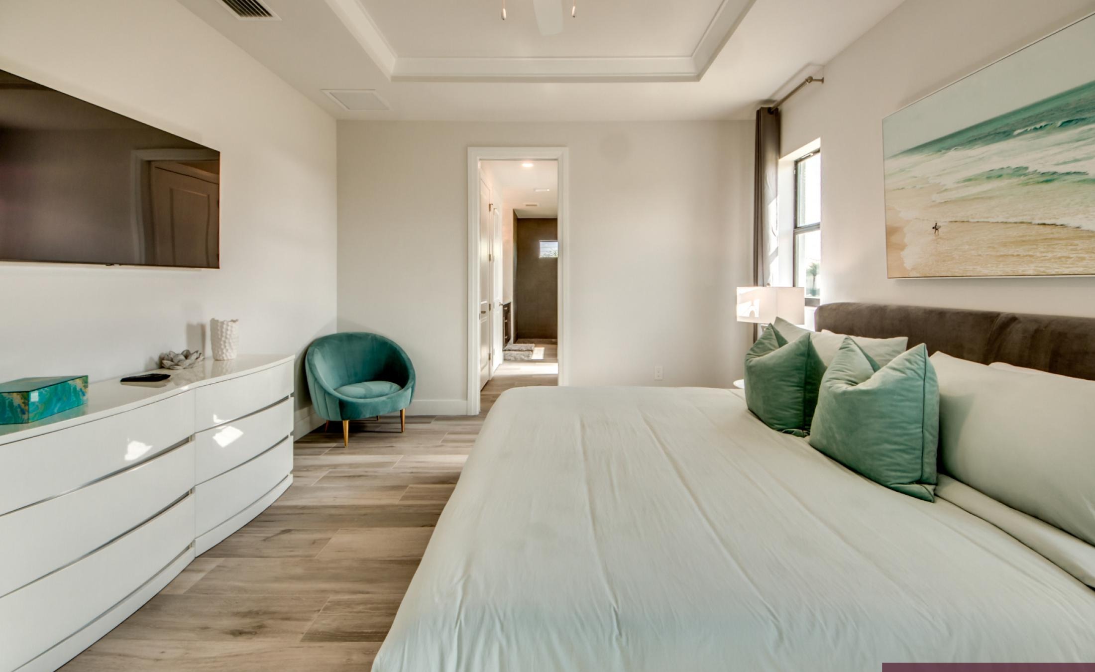 Modernes Wohnzimmer mit Sofa und TV