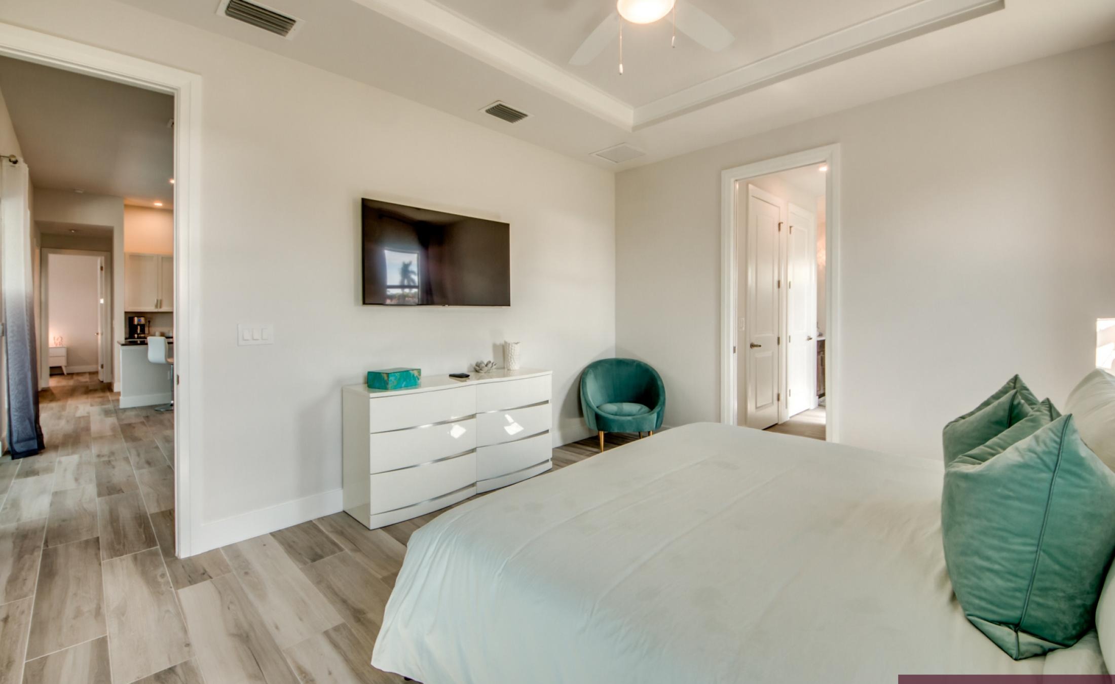 Modernes Ferienhaus in Cape Coral mit beheiztem Pool und Spa bei Sonnenuntergang.