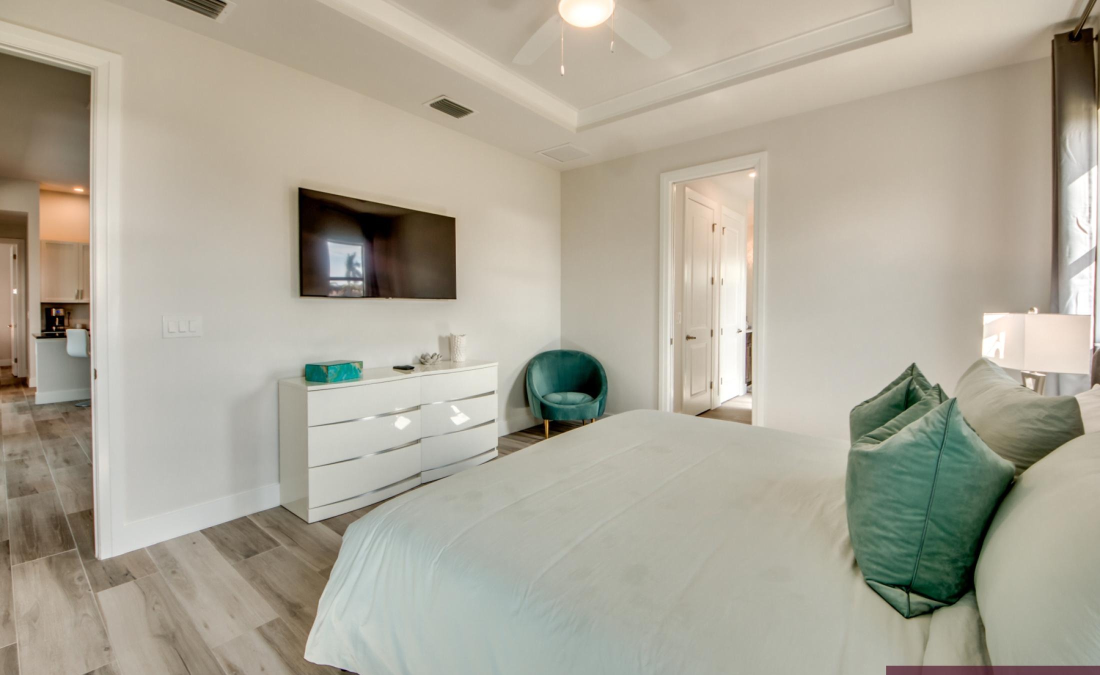 Modernes Wohnzimmer mit Sofa und TV-Setup