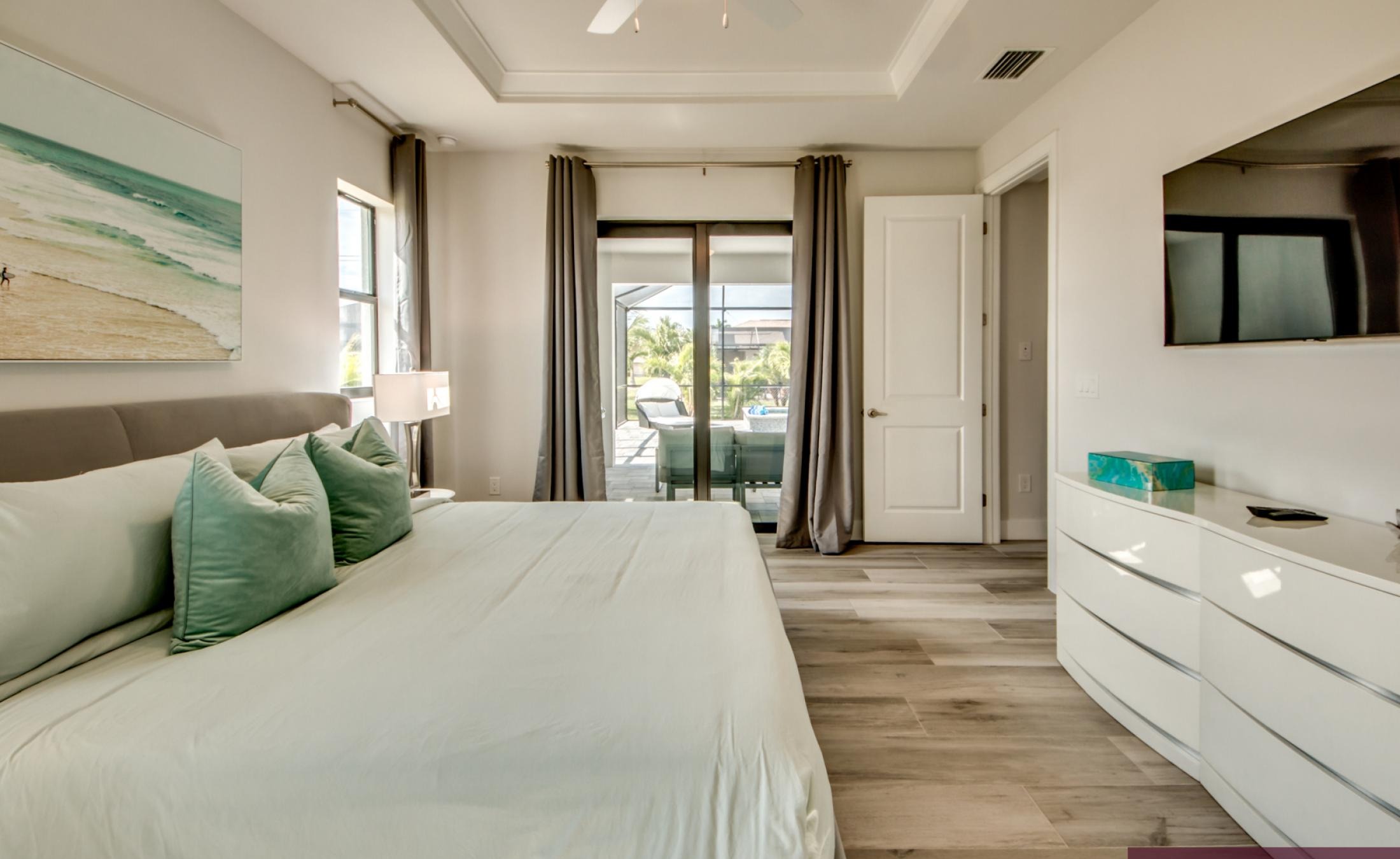 Modernes Wohnzimmer mit Sitzgruppe und TV-Setup