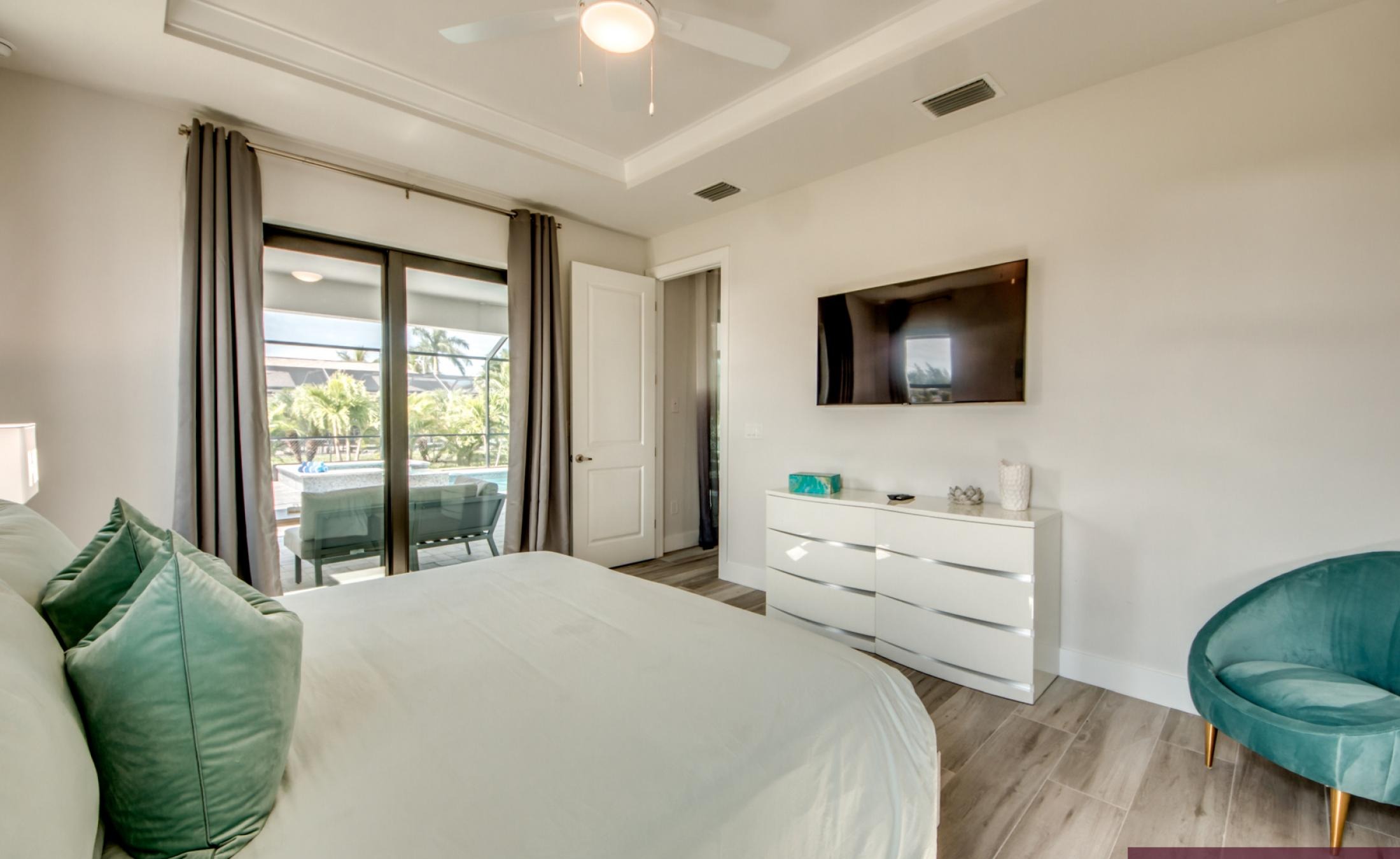 Modernes Wohnzimmer mit Sofa und TV