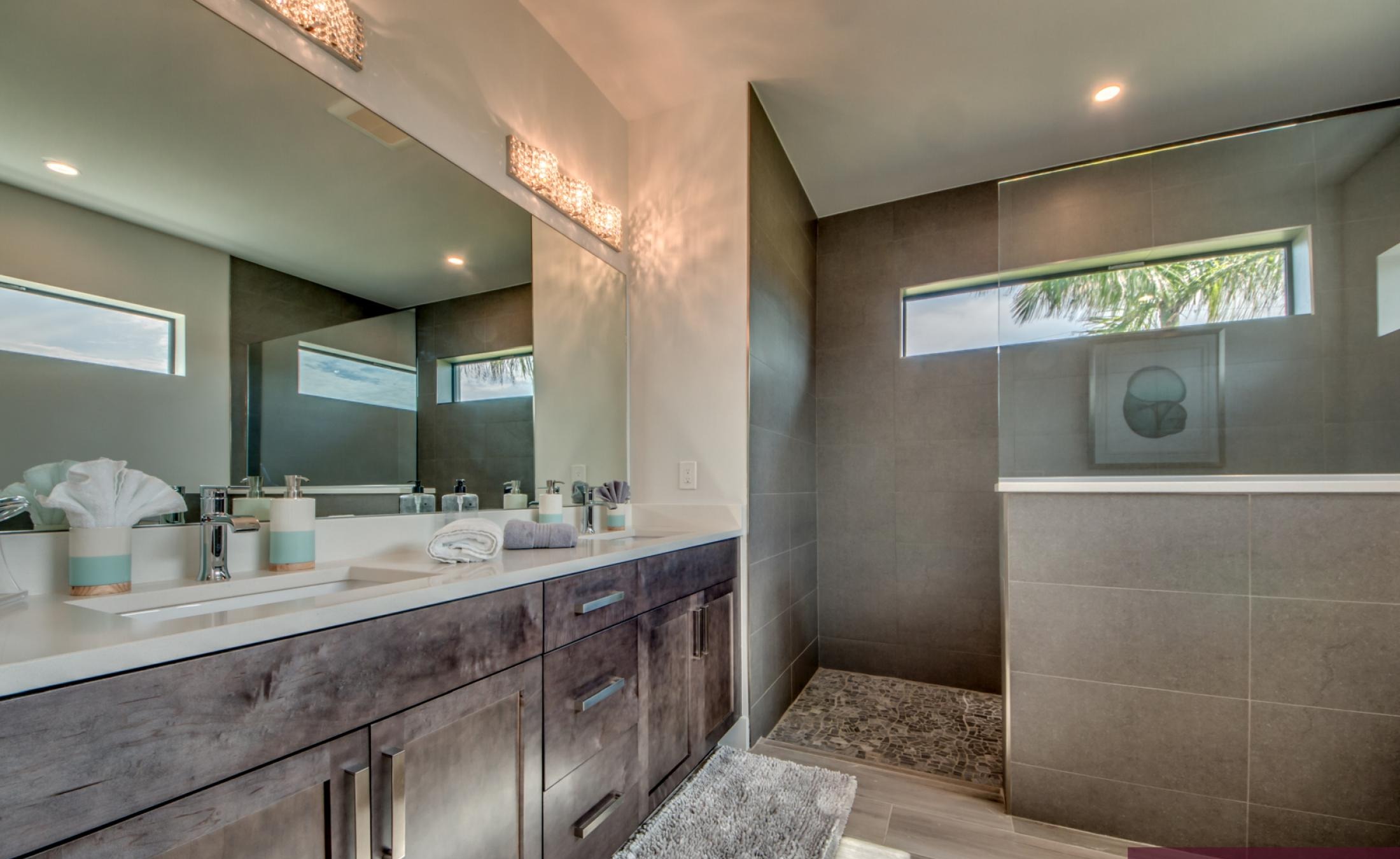 Modernes Ferienhaus in Cape Coral mit beheiztem Pool und Spa bei Sonnenuntergang.