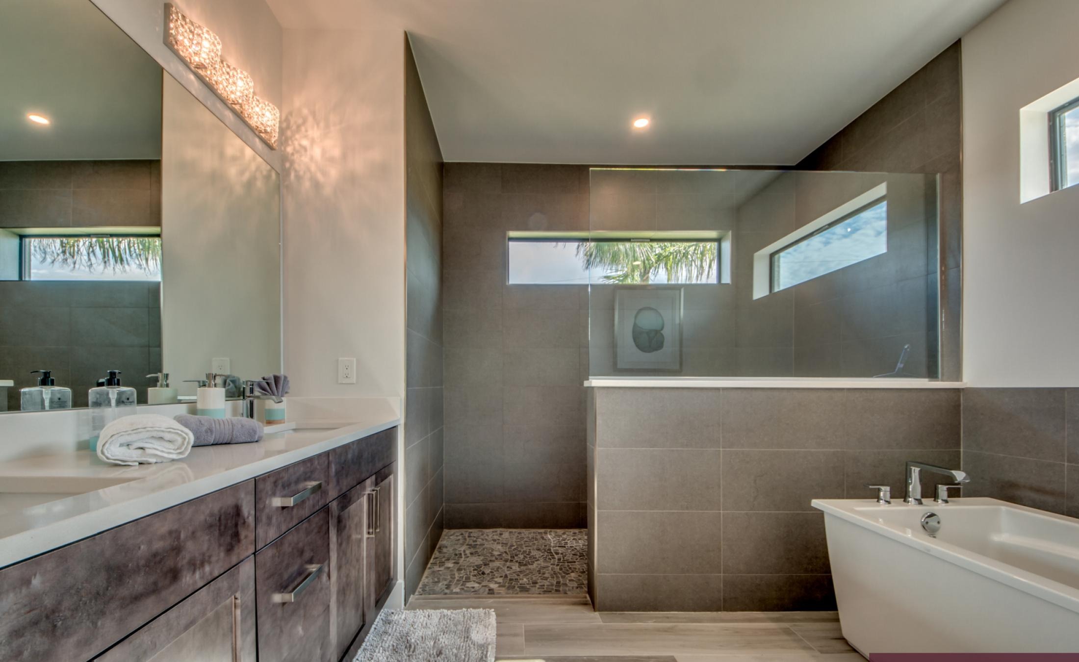 Modernes Wohnzimmer mit Sofa und TV-Bereich