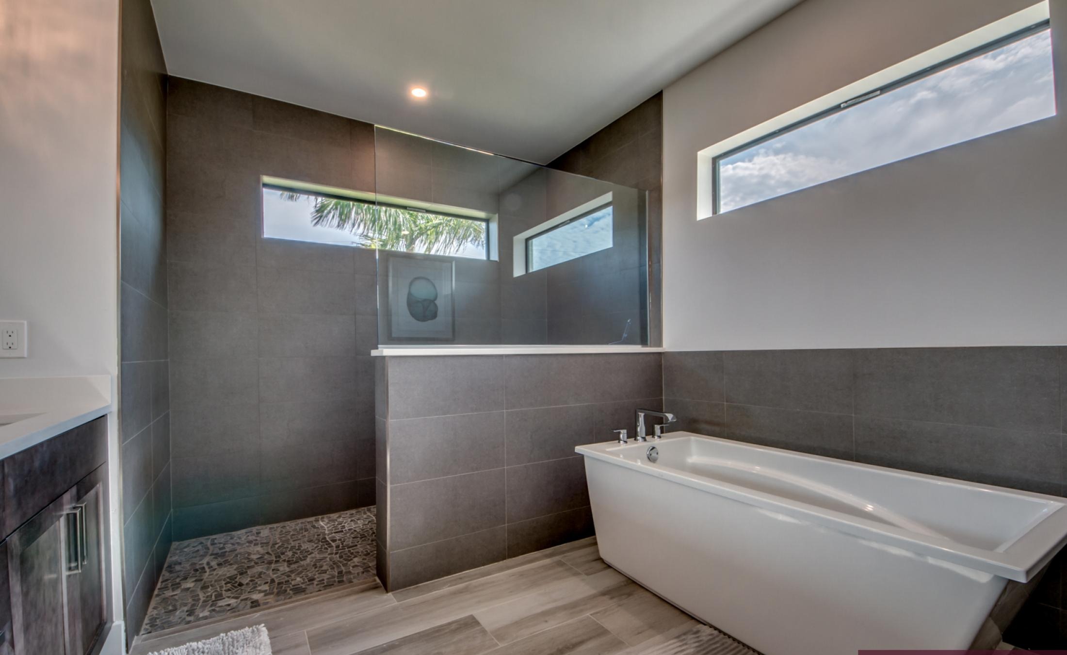 Modernes Wohnzimmer mit Sofa und TV