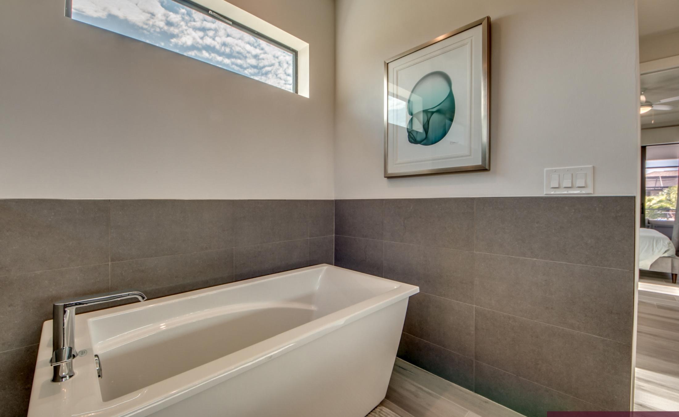 Moderner Wohnbereich mit Sofa und offener Raumgestaltung