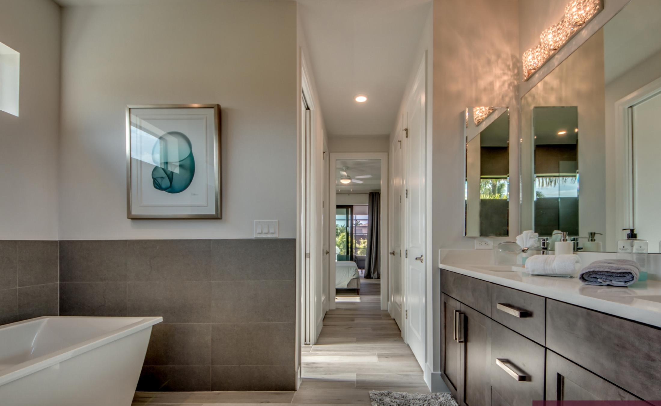 Modernes Wohnzimmer mit Sofa und TV-Setup