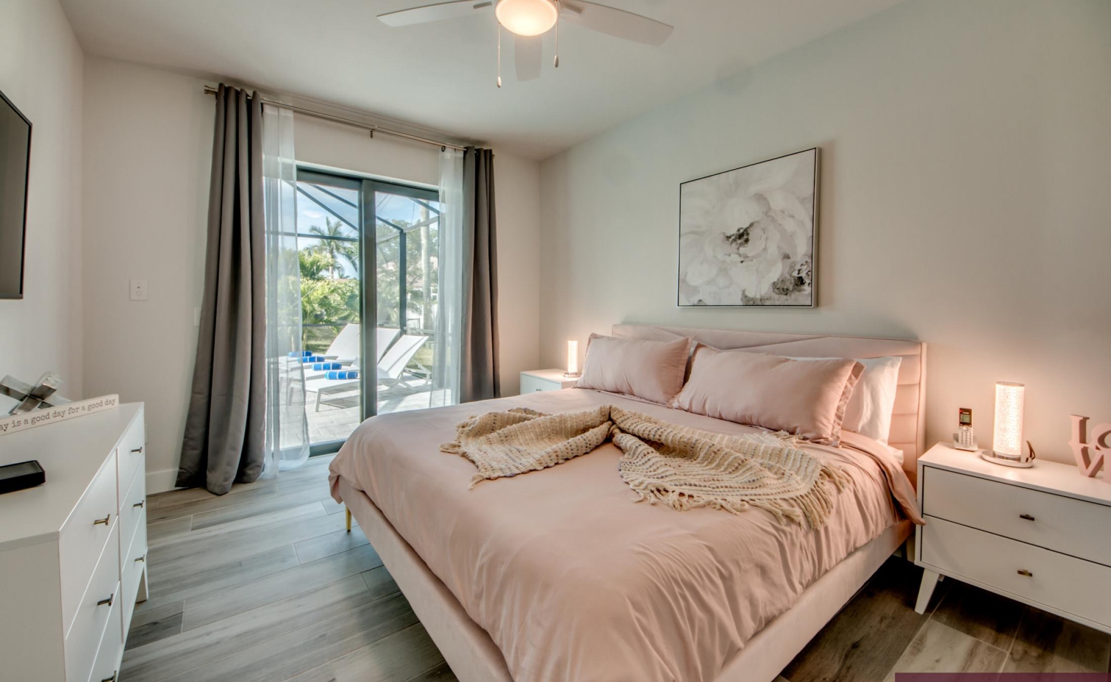 Modernes Ferienhaus mit beheiztem Pool und Spa in Cape Coral.