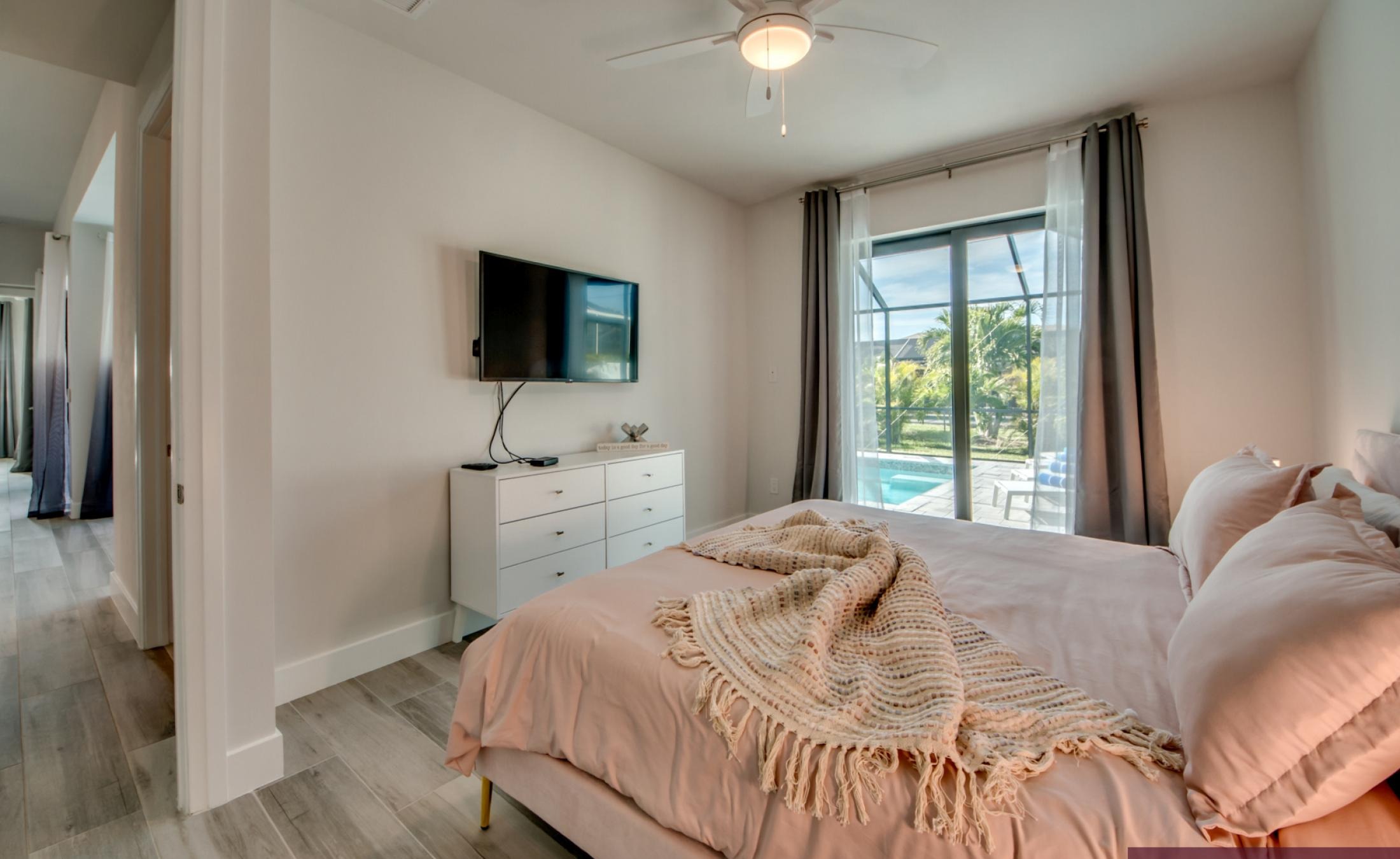 Modernes Wohnzimmer mit Sofa und TV