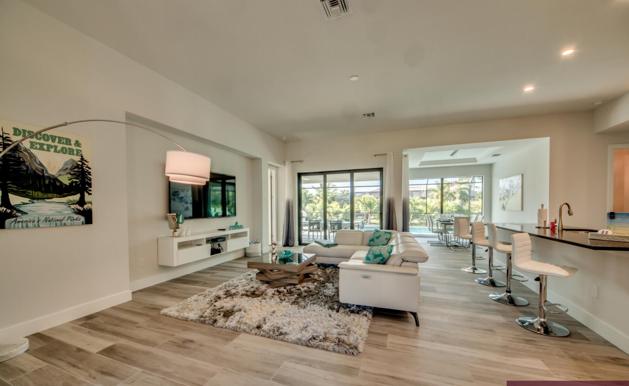 Modernes Wohnzimmer mit Sofa und TV-Entertainment-Setup.