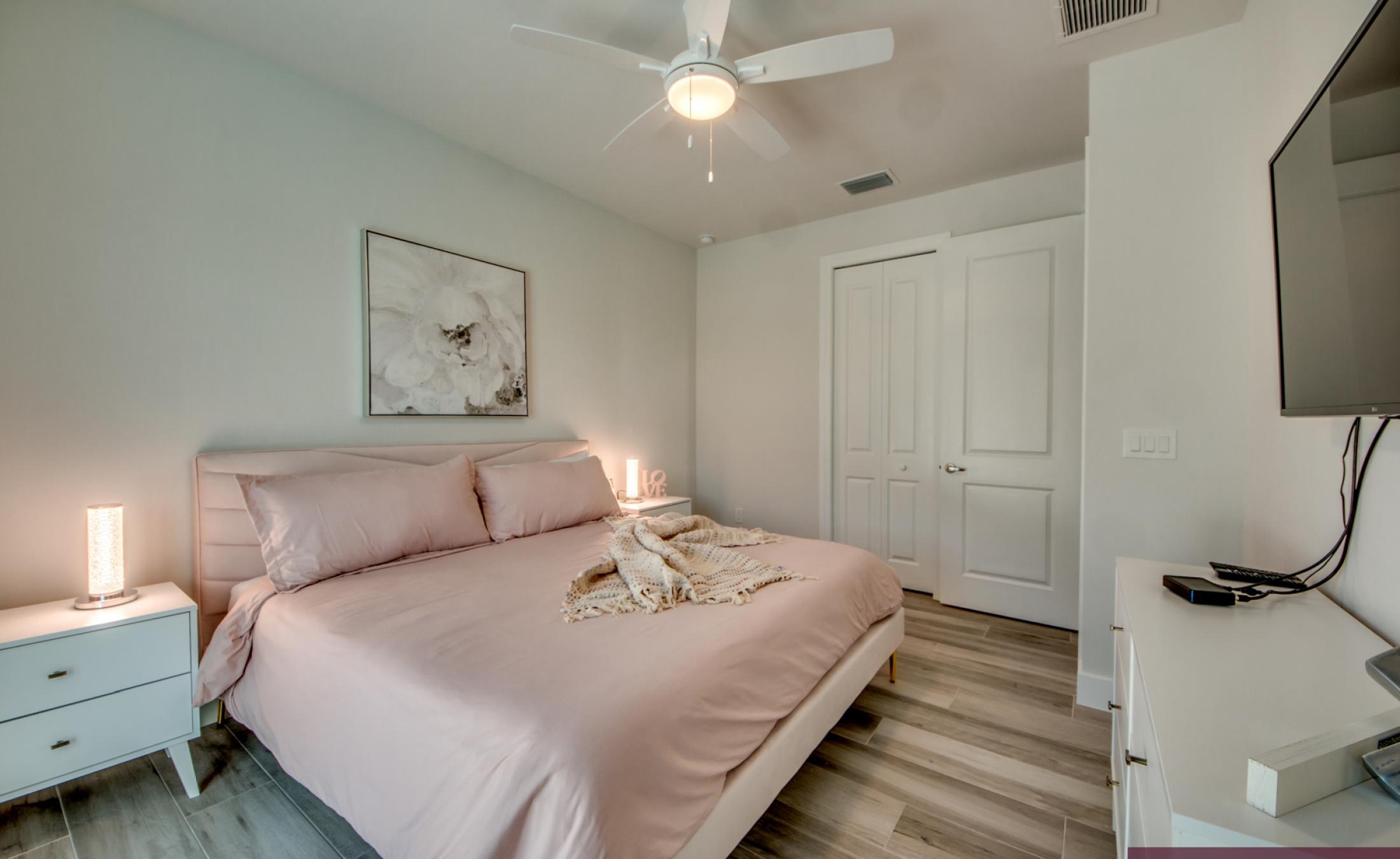 Moderner Wohnbereich mit Sofa und offenem Grundriss.