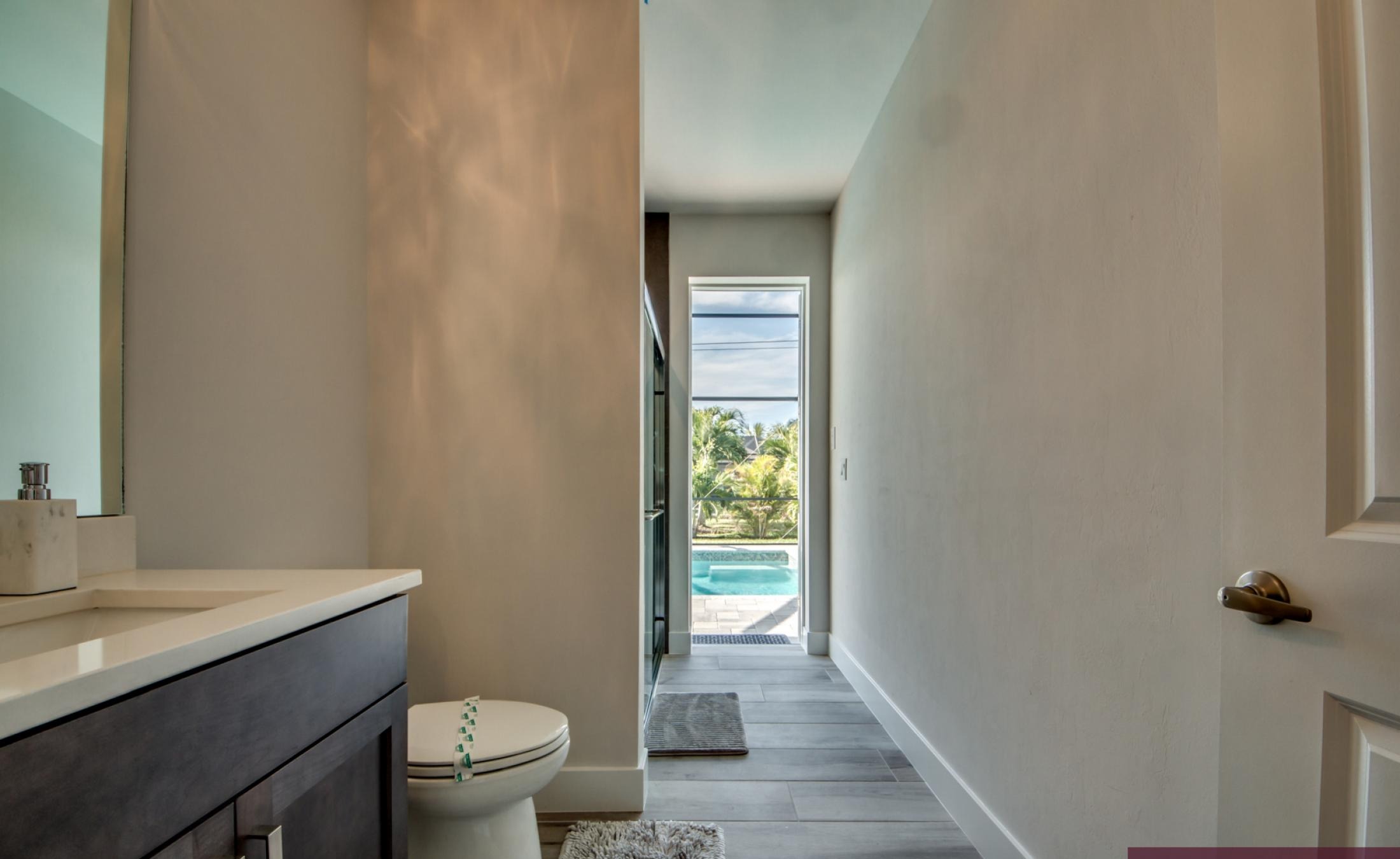 Modernes Wohnzimmer mit Sofa und TV-Bereich.