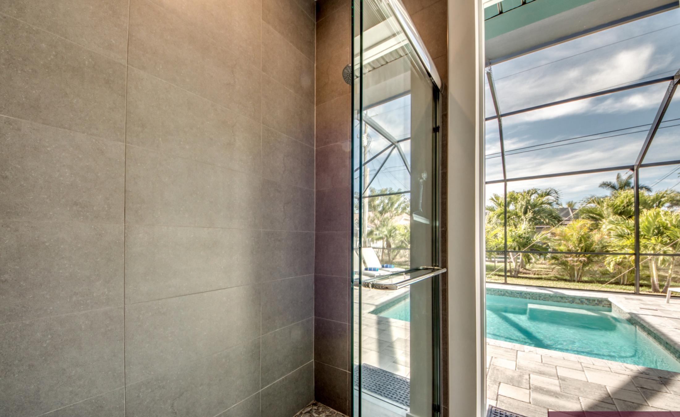 Moderner Wohnbereich mit Sofa und TV