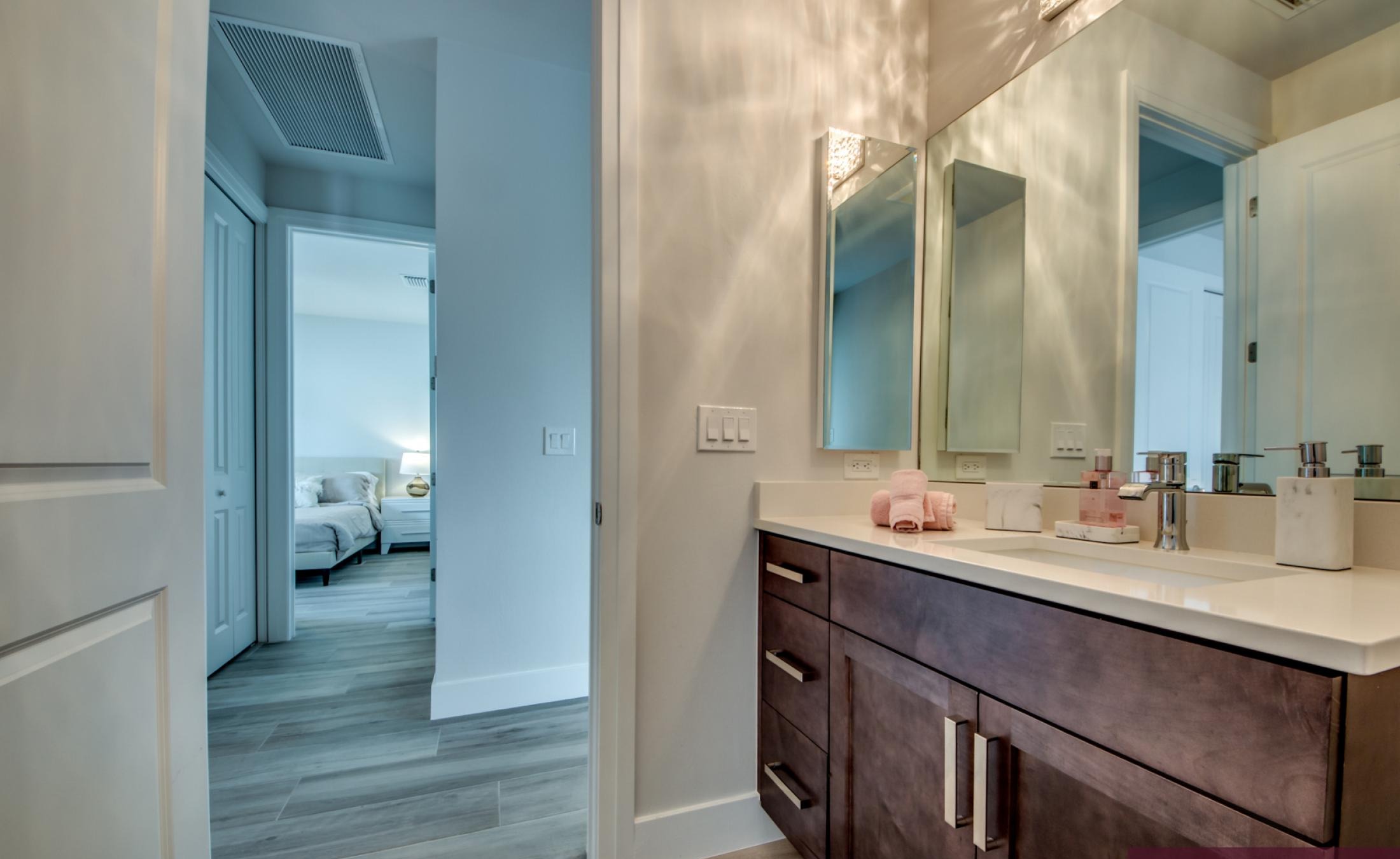 Moderne Villa in Cape Coral mit beheiztem Pool und Spa, Westausrichtung für Sonnenuntergänge.