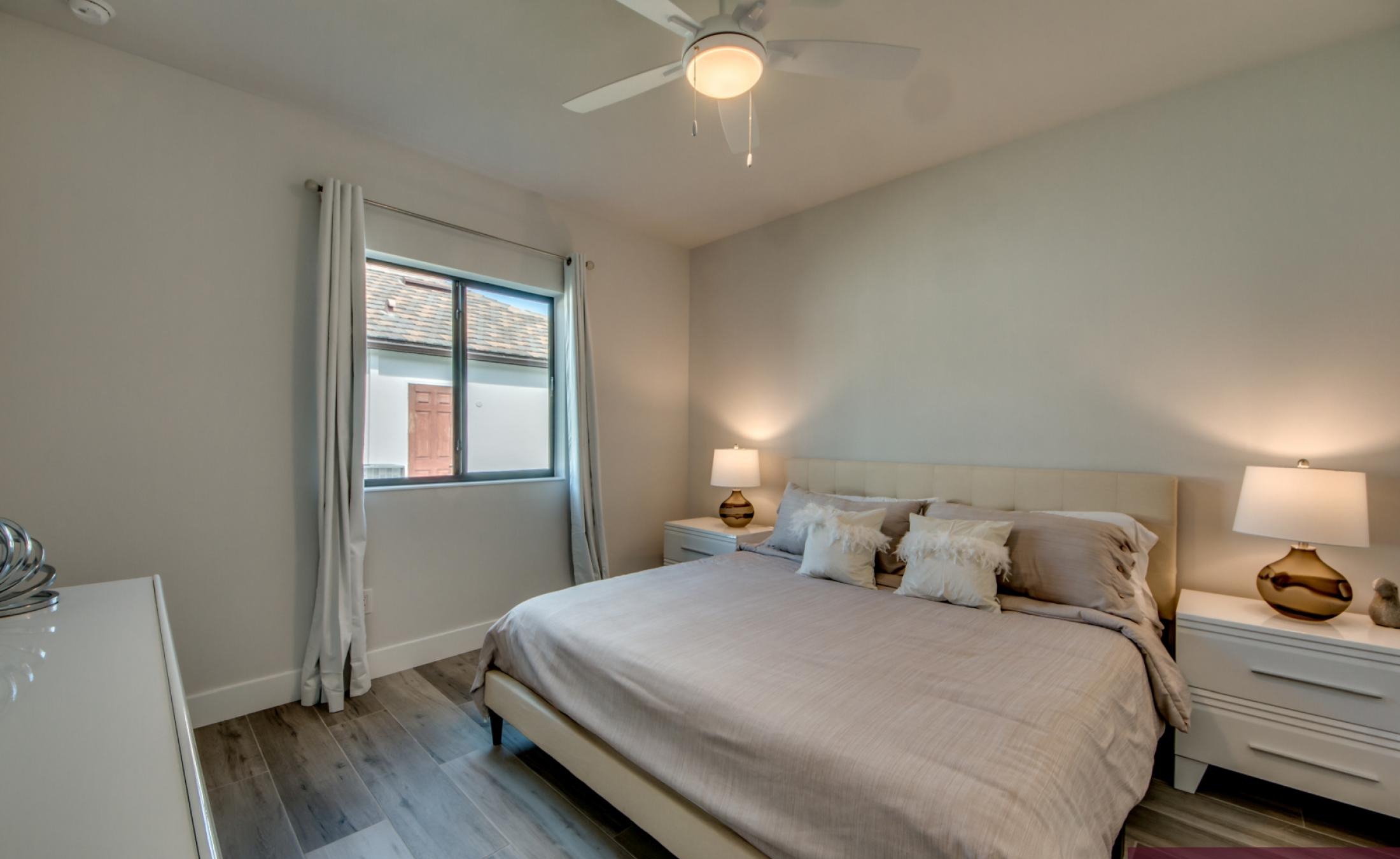 Modernes Ferienhaus in Cape Coral mit beheiztem Pool und Spa bei Sonnenuntergang.