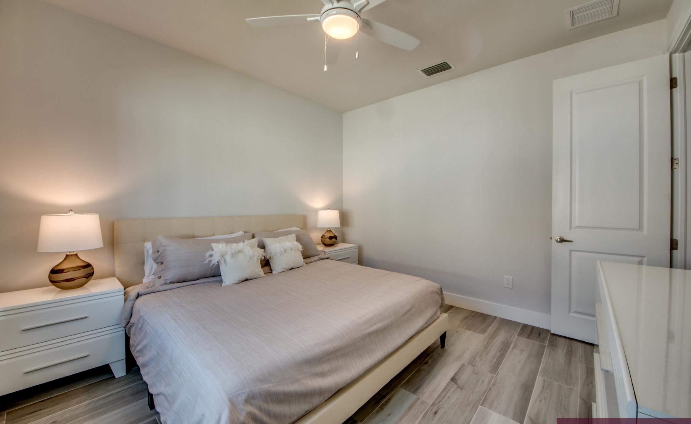 Moderner Wohnbereich mit Sofa und TV