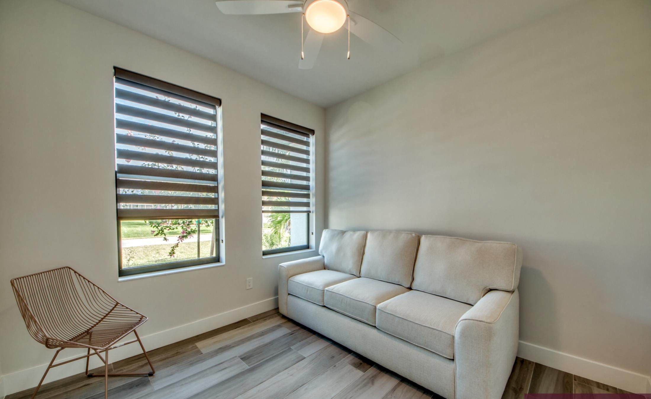 Modernes Wohnzimmer mit Sofa und TV in der Villa