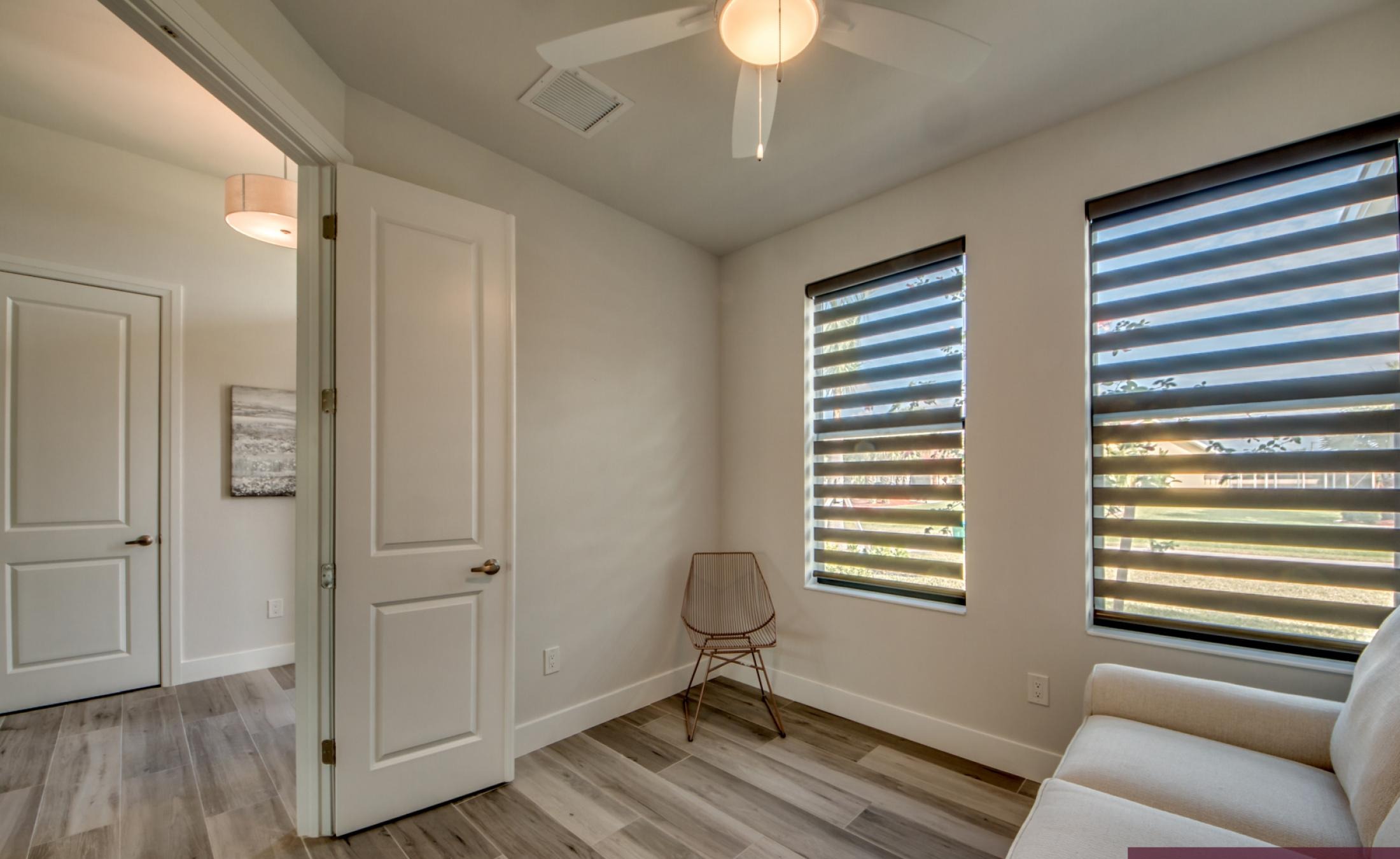 Modernes Wohnzimmer mit Sofa und TV-Bereich