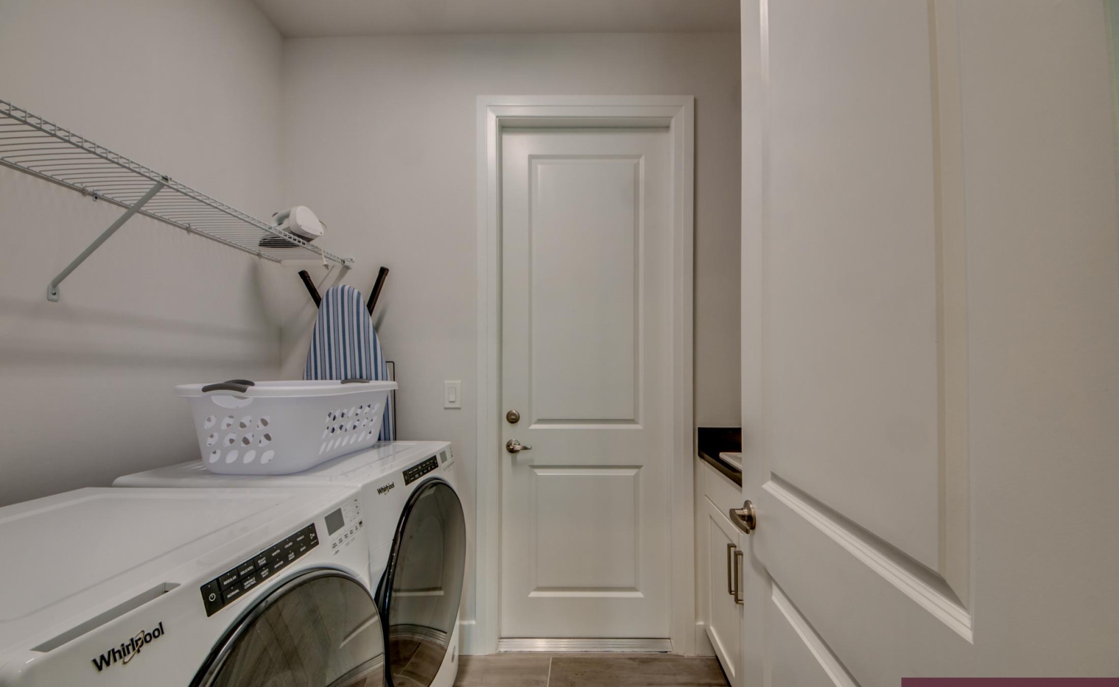 Modernes Wohnzimmer mit Sofa und TV