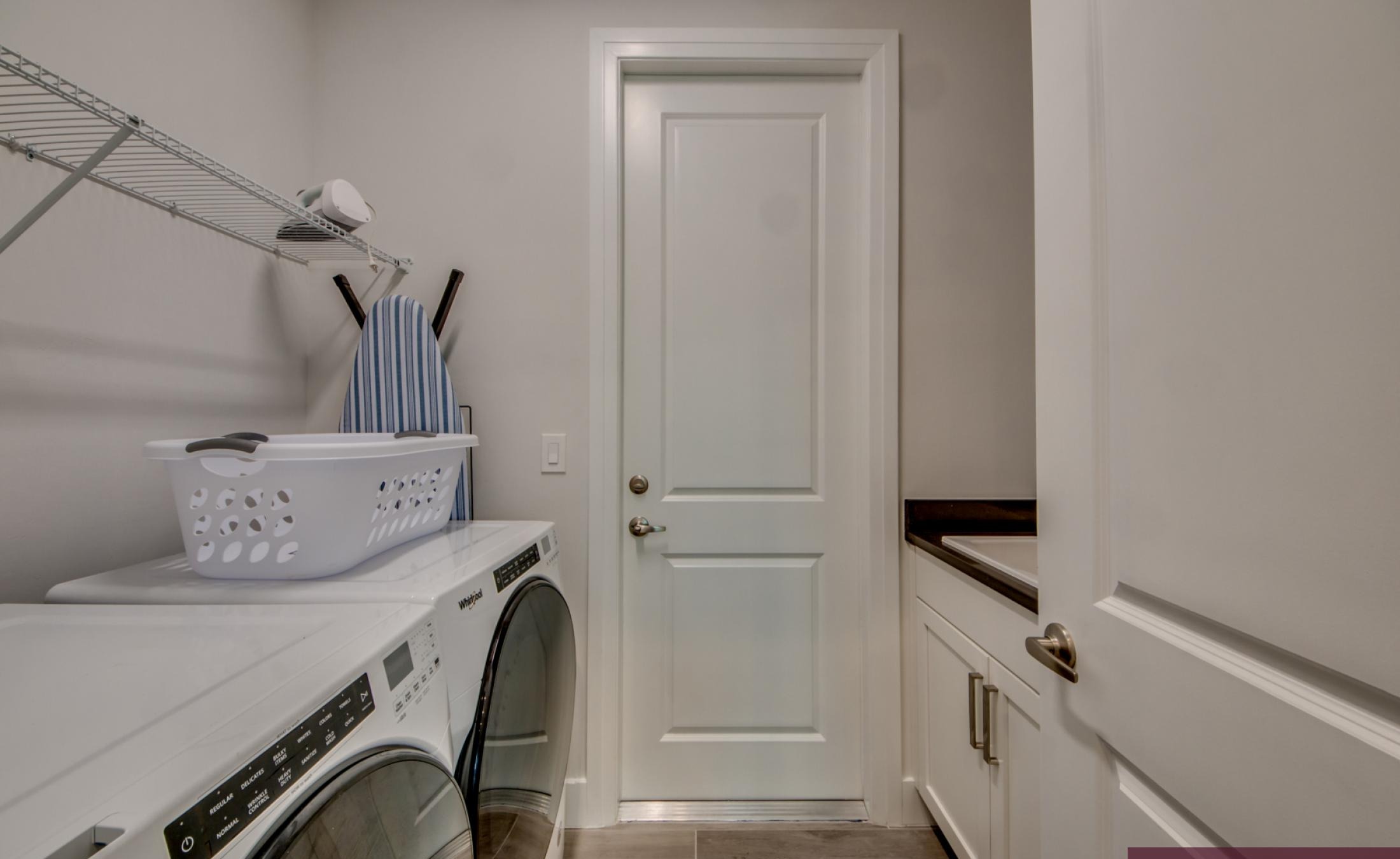 Wohnbereich mit Sitzgruppe und TV