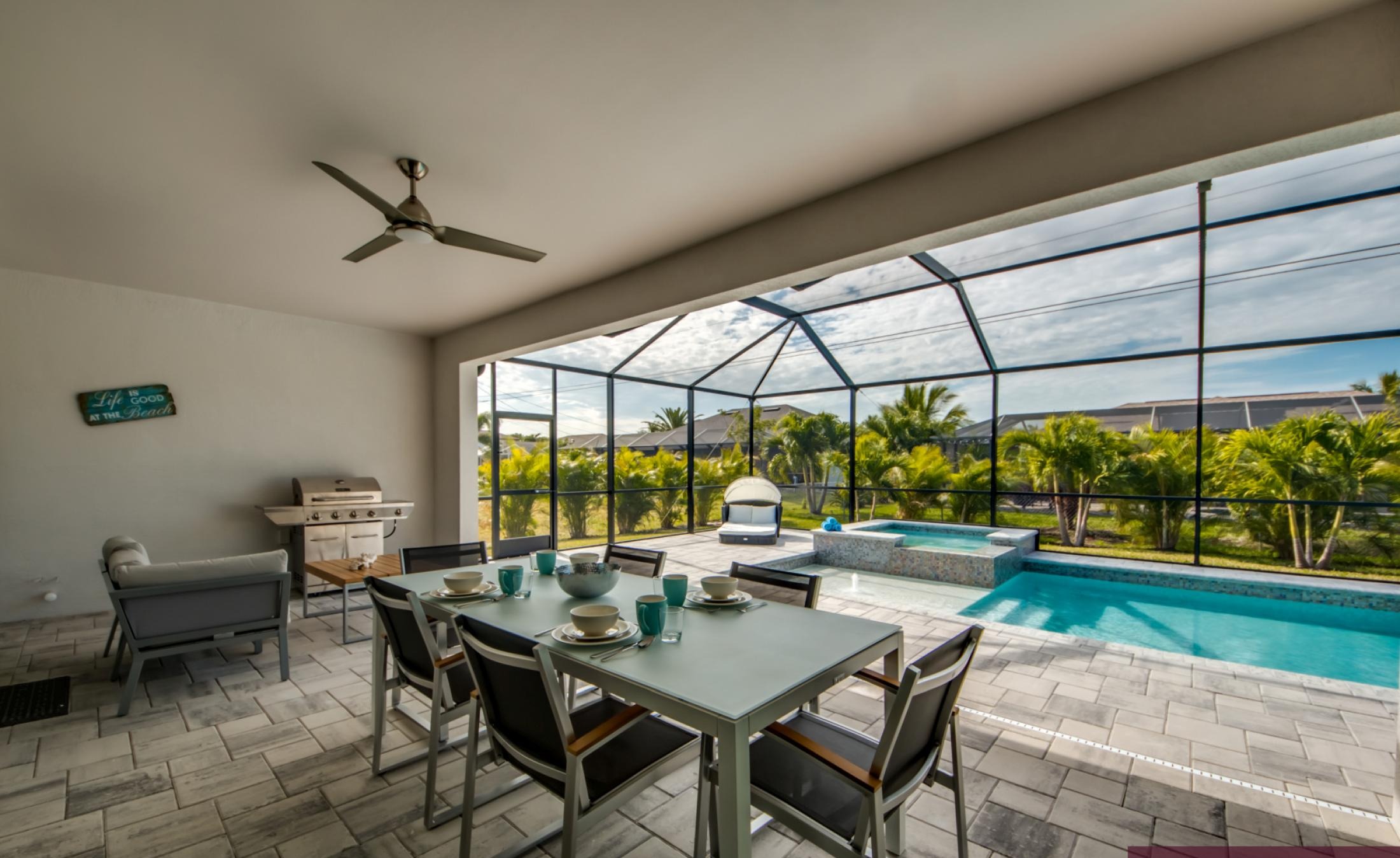 Moderner Wohnbereich mit Sofa und offenem Grundriss.