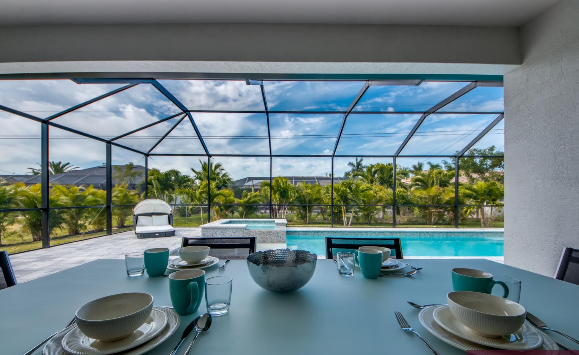 Moderner Wohnbereich mit Sofa und TV in der Villa.