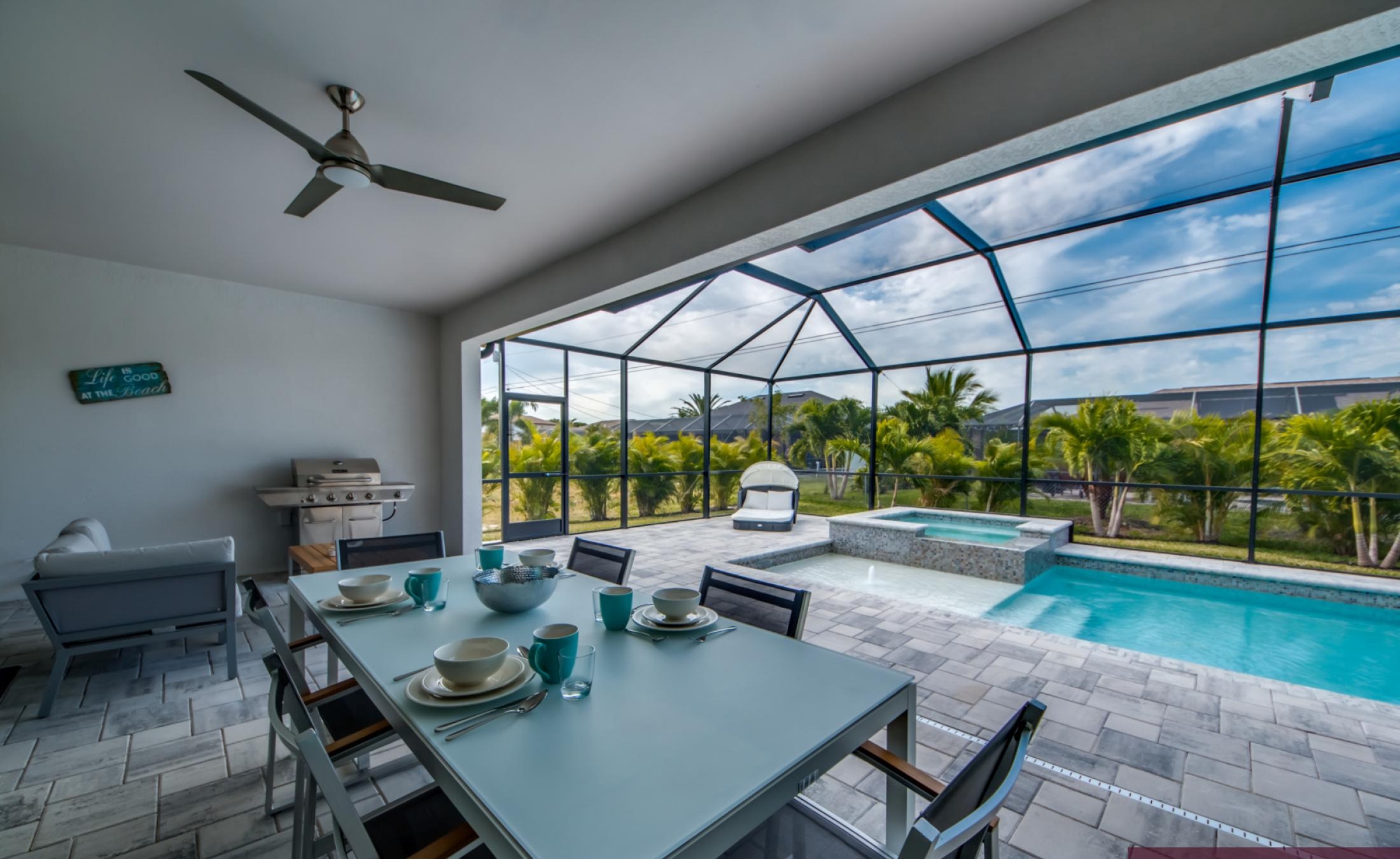 Modernes Wohnzimmer mit Sofa und TV-Setup