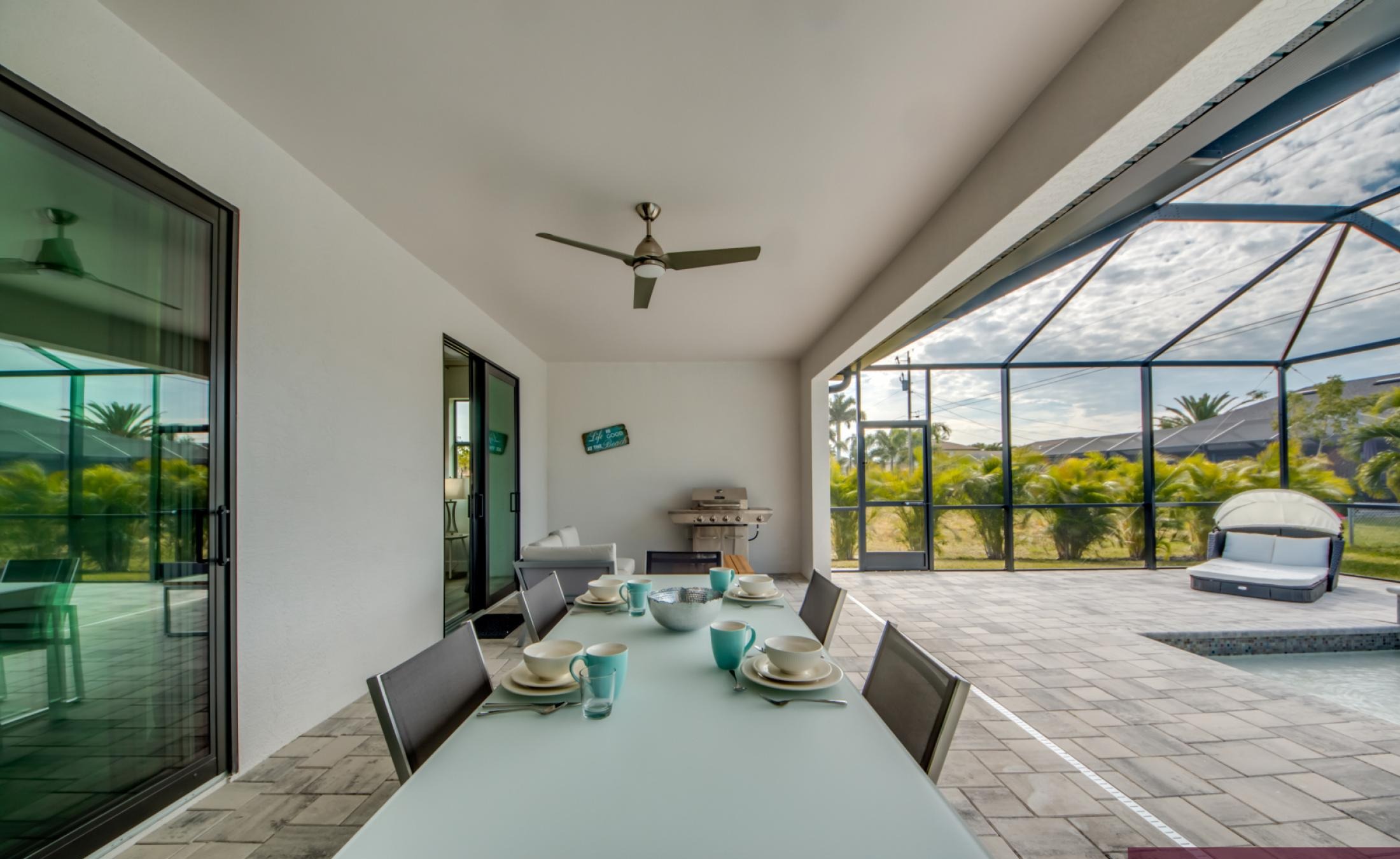 Modernes Ferienhaus in Cape Coral mit beheiztem Pool und Spa bei Sonnenuntergang.