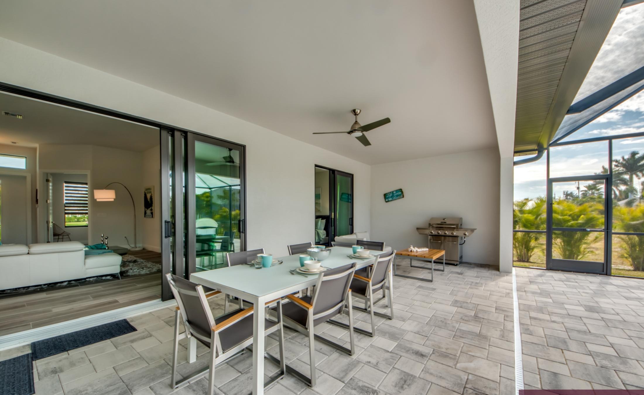 Modernes Wohnzimmer mit Sofa und TV in heller Einrichtung