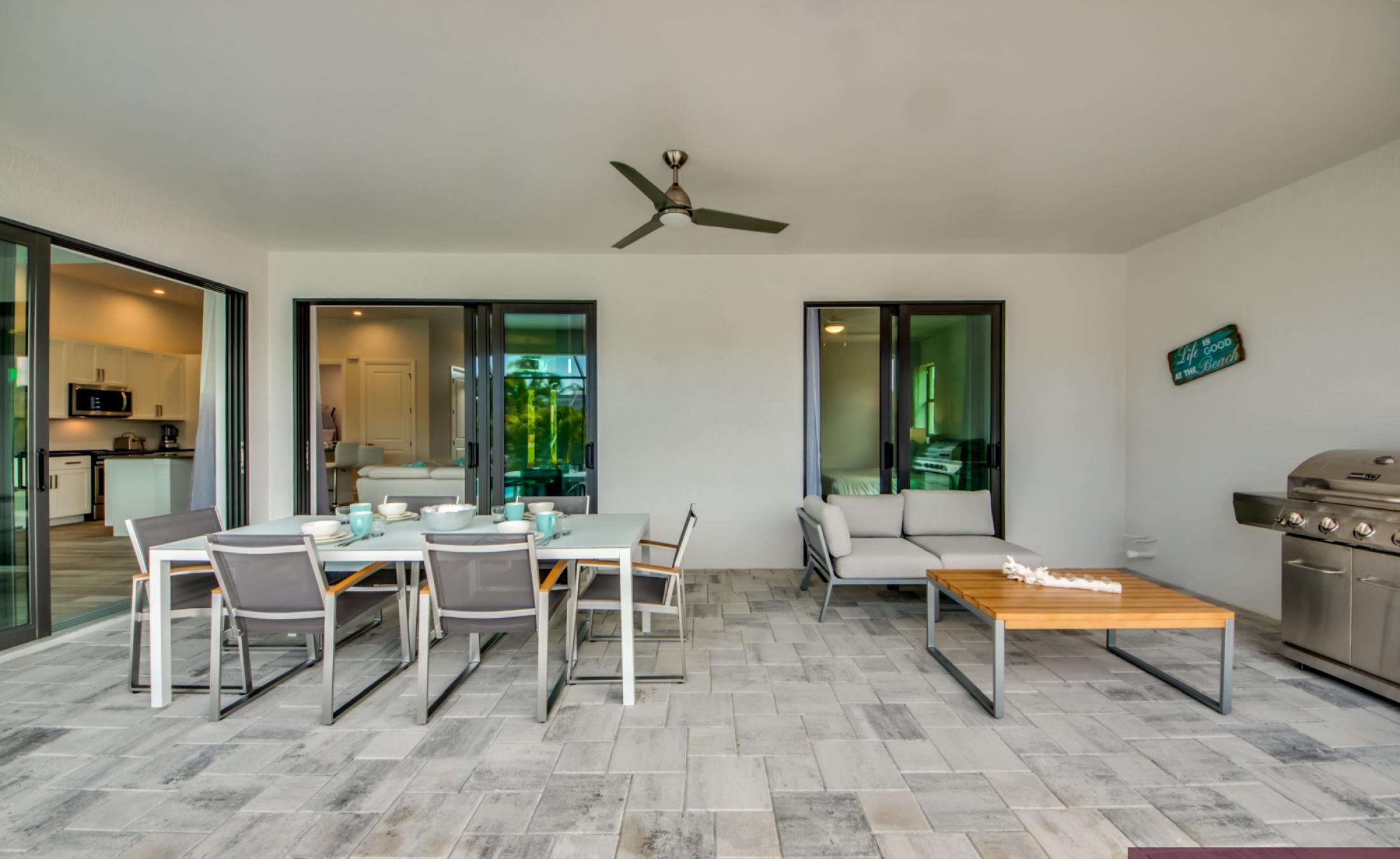 Moderner Wohnbereich mit Sofa und offenem Grundriss