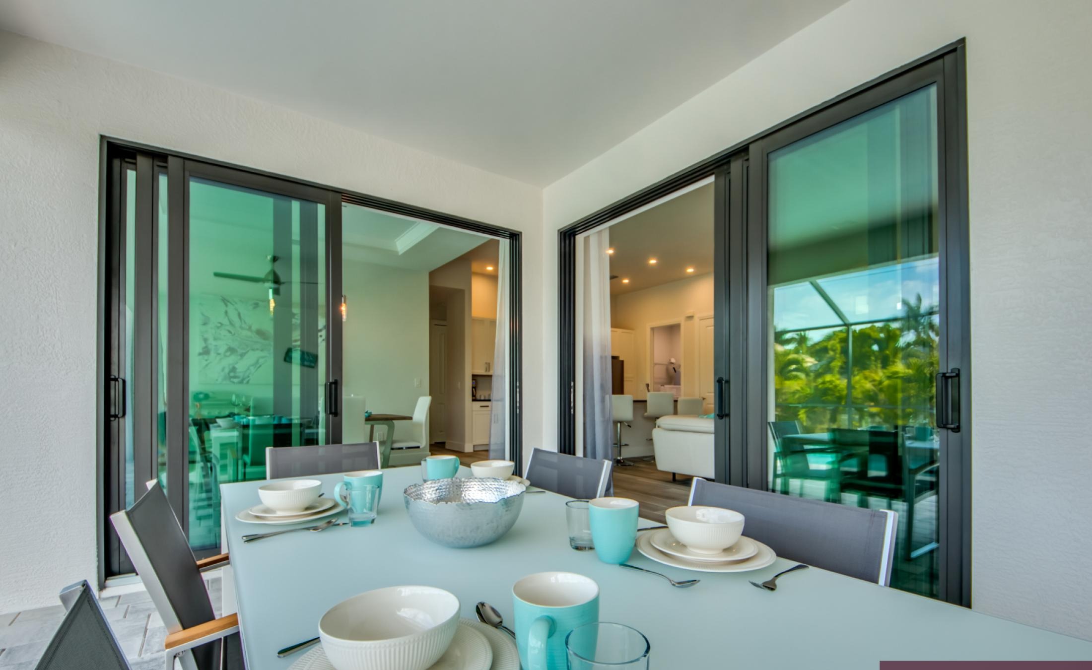 Modernes Wohnzimmer mit Sofa und TV-Setup.