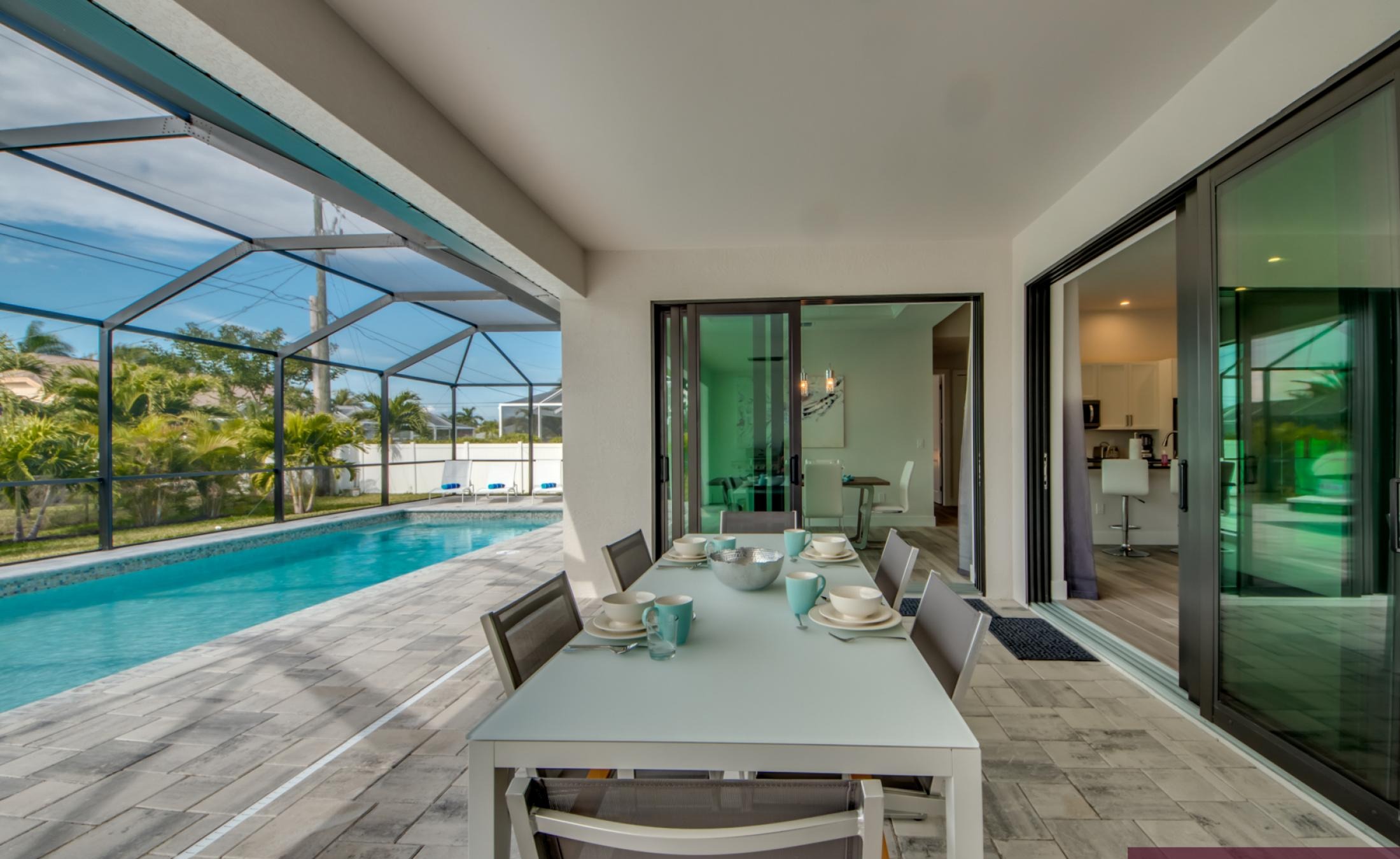 Modernes Wohnzimmer mit Sofa und TV, offene Raumgestaltung.