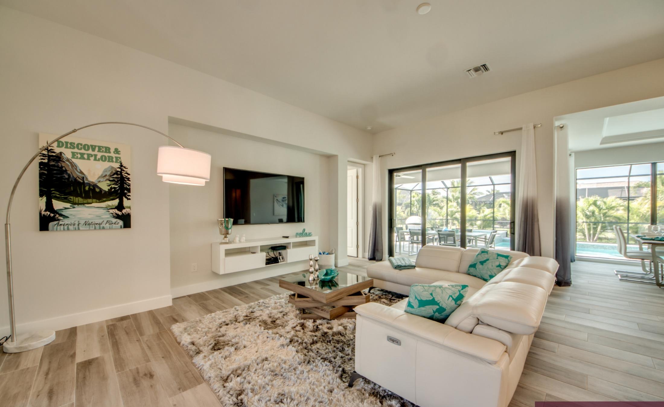 Moderne Villa in Cape Coral mit beheiztem Pool und Spa bei Westausrichtung.