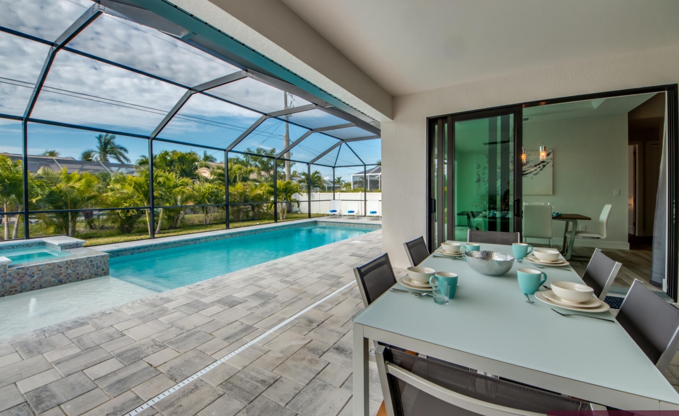 Modernes Wohnzimmer mit Sofa und TV-Bereich