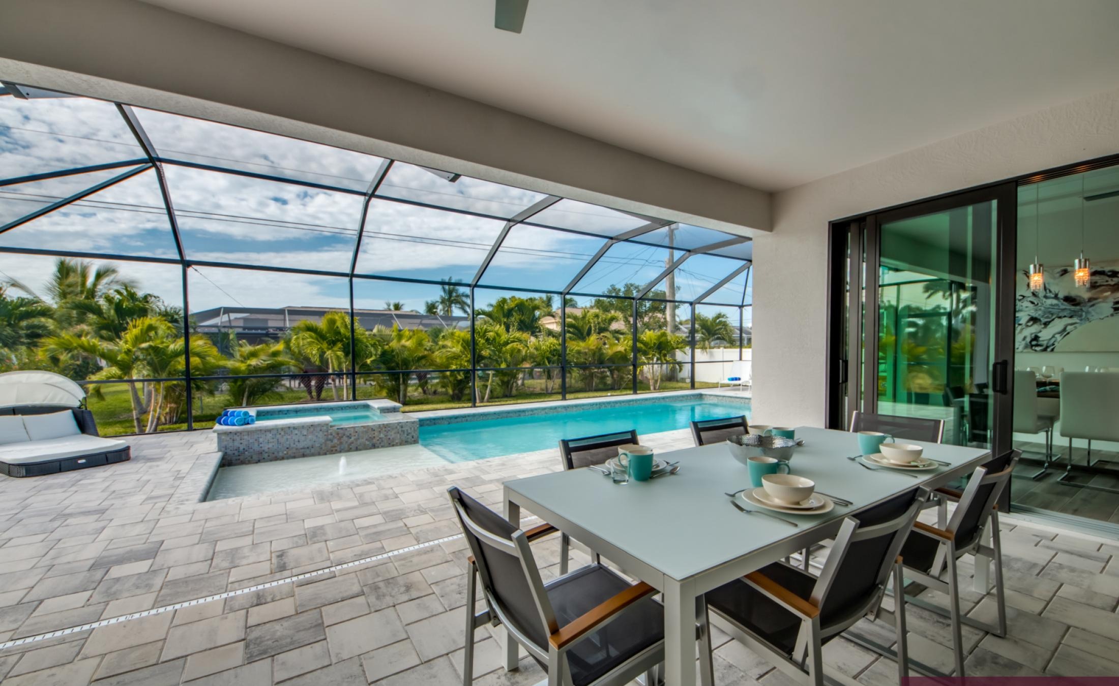 Modernes Ferienhaus in SW Cape Coral mit beheiztem Pool und Spa bei Sonnenuntergang.