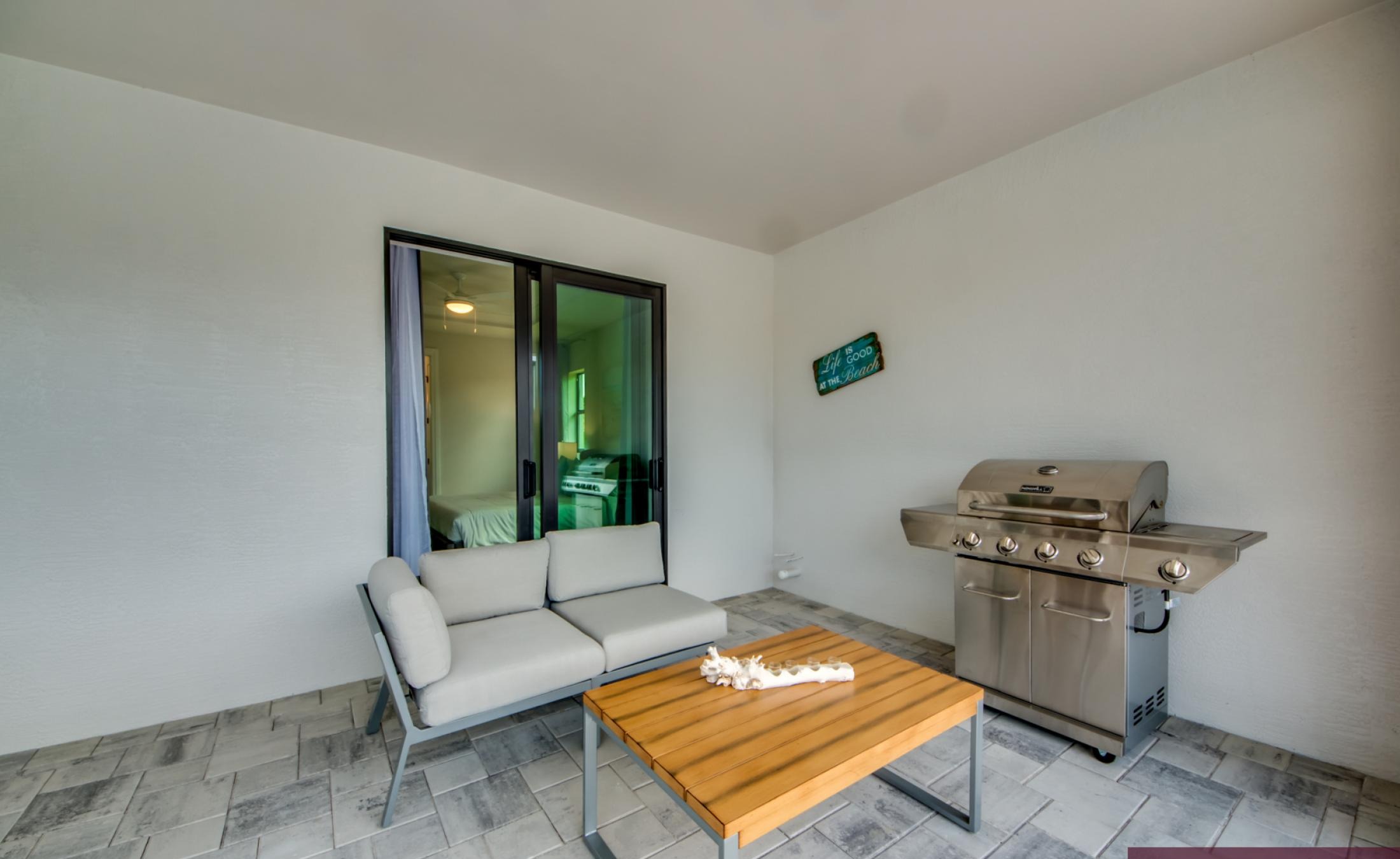 Heller Wohnbereich mit Sitzgruppe und offenem Grundriss.