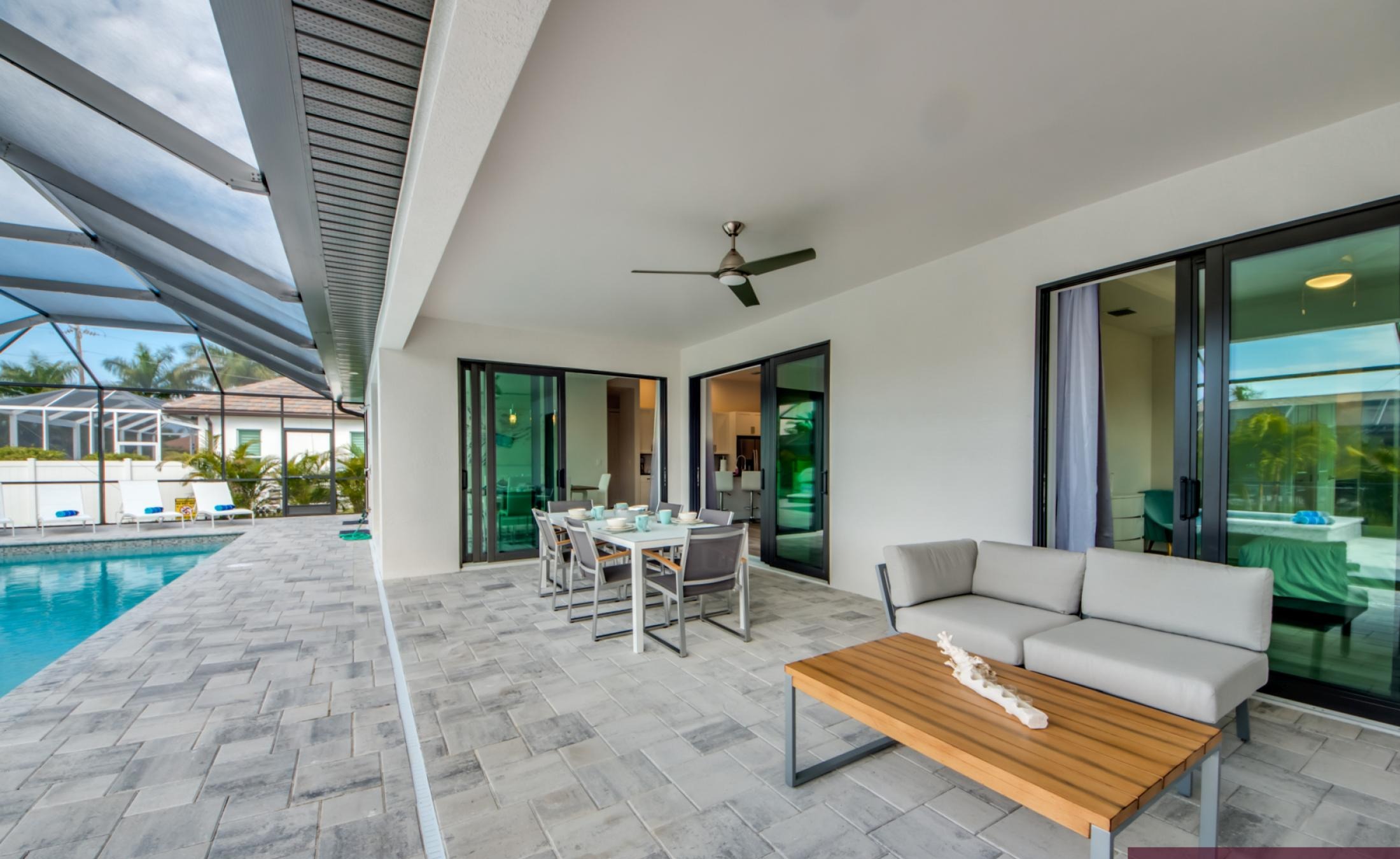 Modernes Wohnzimmer mit Sitzbereich und TV