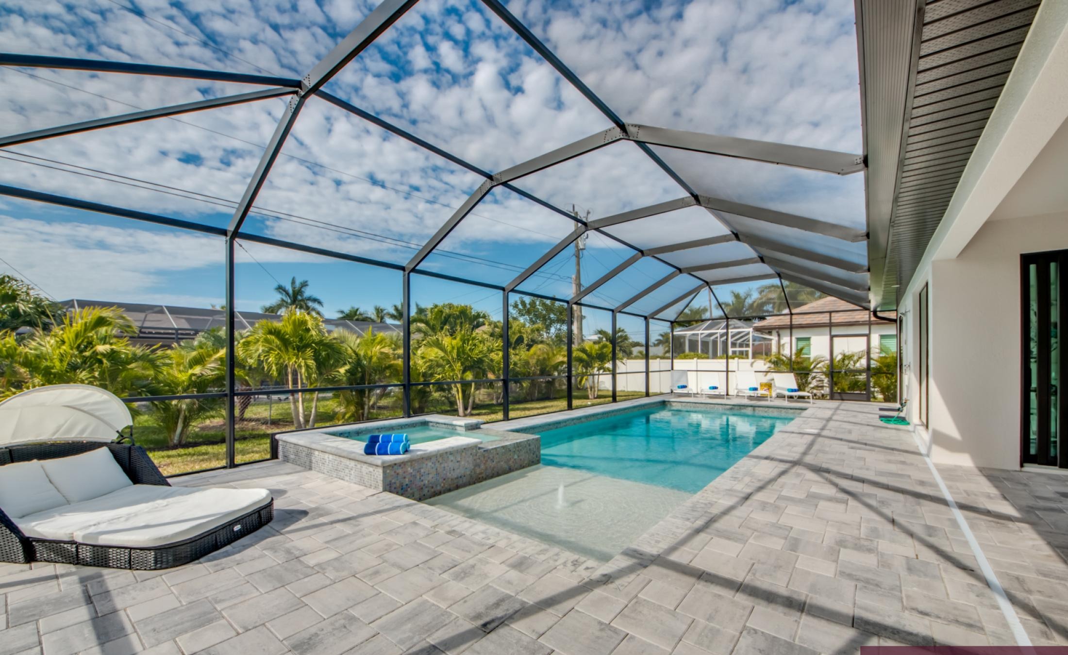 Wohn- und Essbereich mit offener Küche und Sitzgelegenheiten