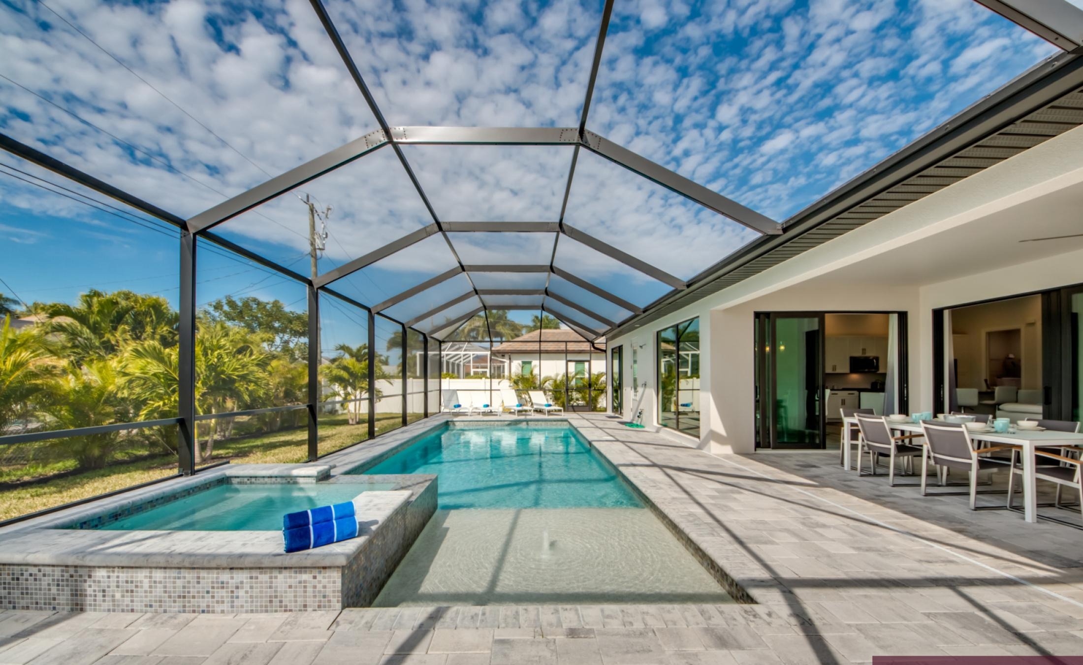 Wohnbereich mit Sitzgruppe und TV.