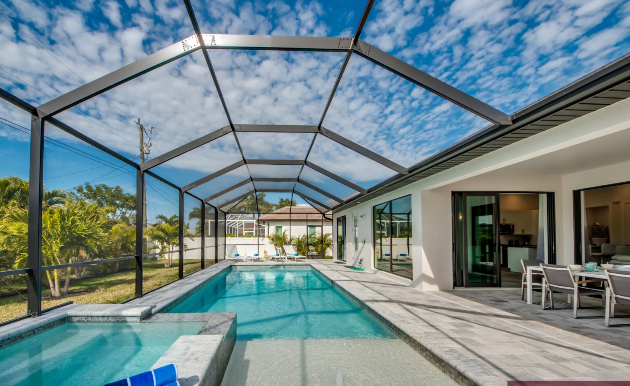 Modernes Wohnzimmer mit Sofa und TV-Bereich