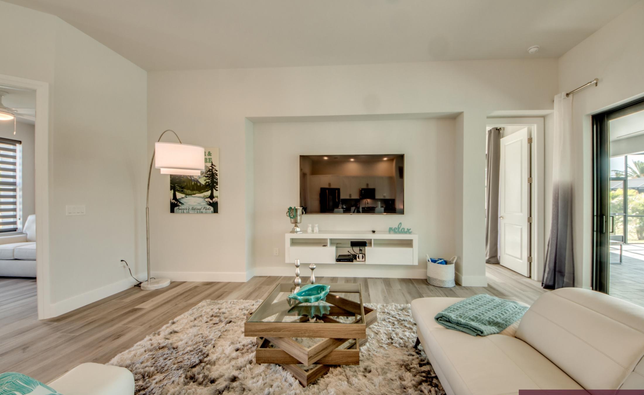 Moderne Villa in Cape Coral mit beheiztem Pool und Spa bei Sonnenuntergang.