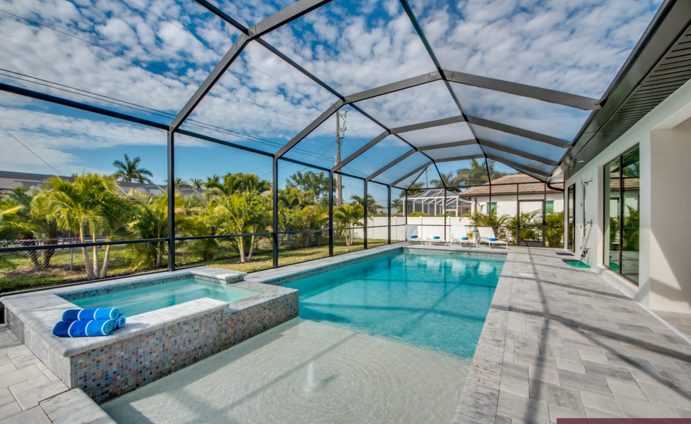 Moderner Wohnbereich mit Sitzgruppe und TV